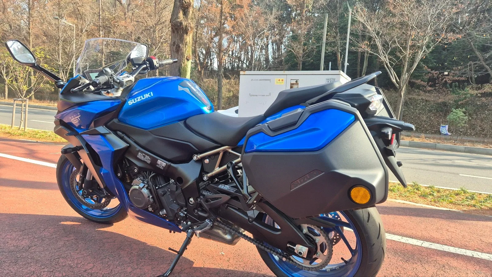 스즈키 GSX S 1000 GT 2024 메탈릭 트리톤 블루 사진 3