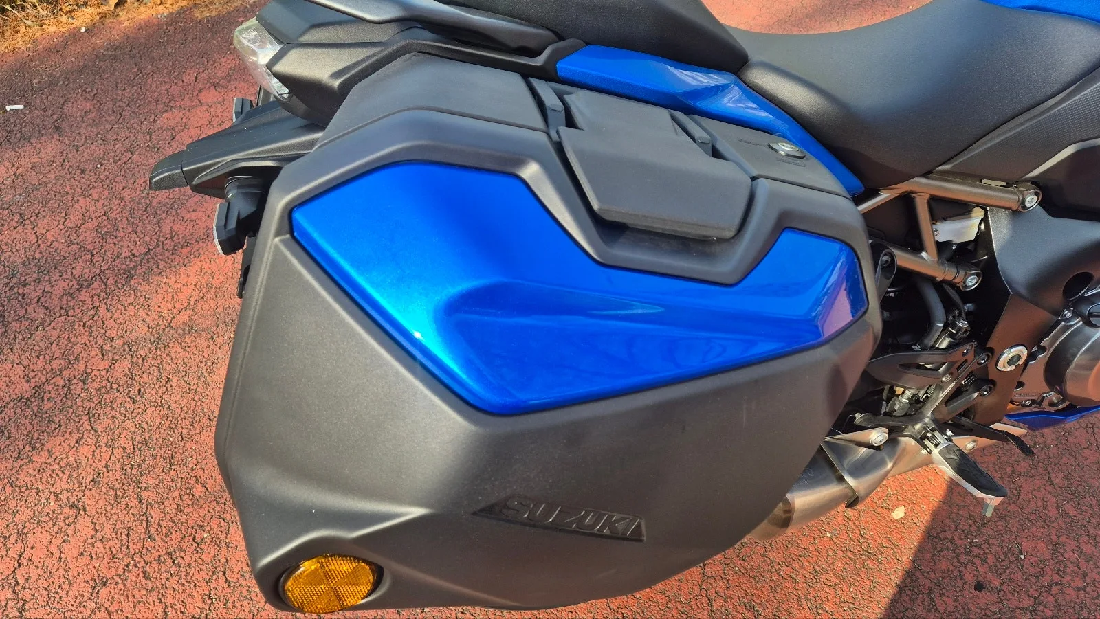 스즈키 GSX S 1000 GT 2024 메탈릭 트리톤 블루 사진 5