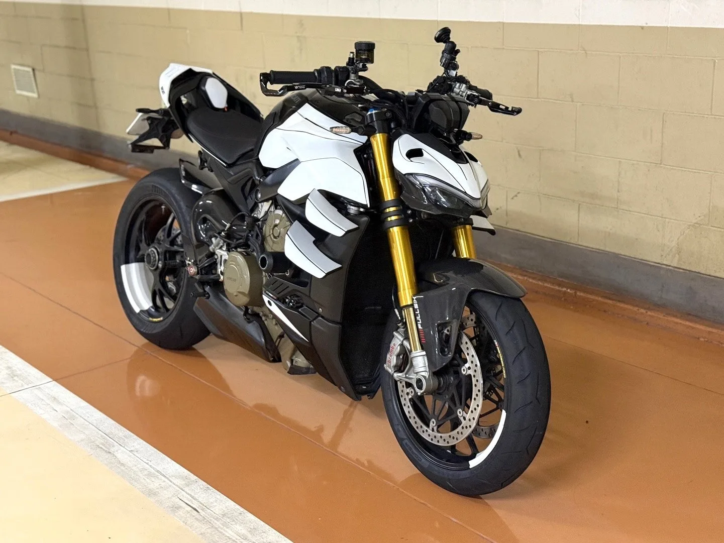 두카티 스트리트파이터 V4 S 2021 화이트 사진 1
