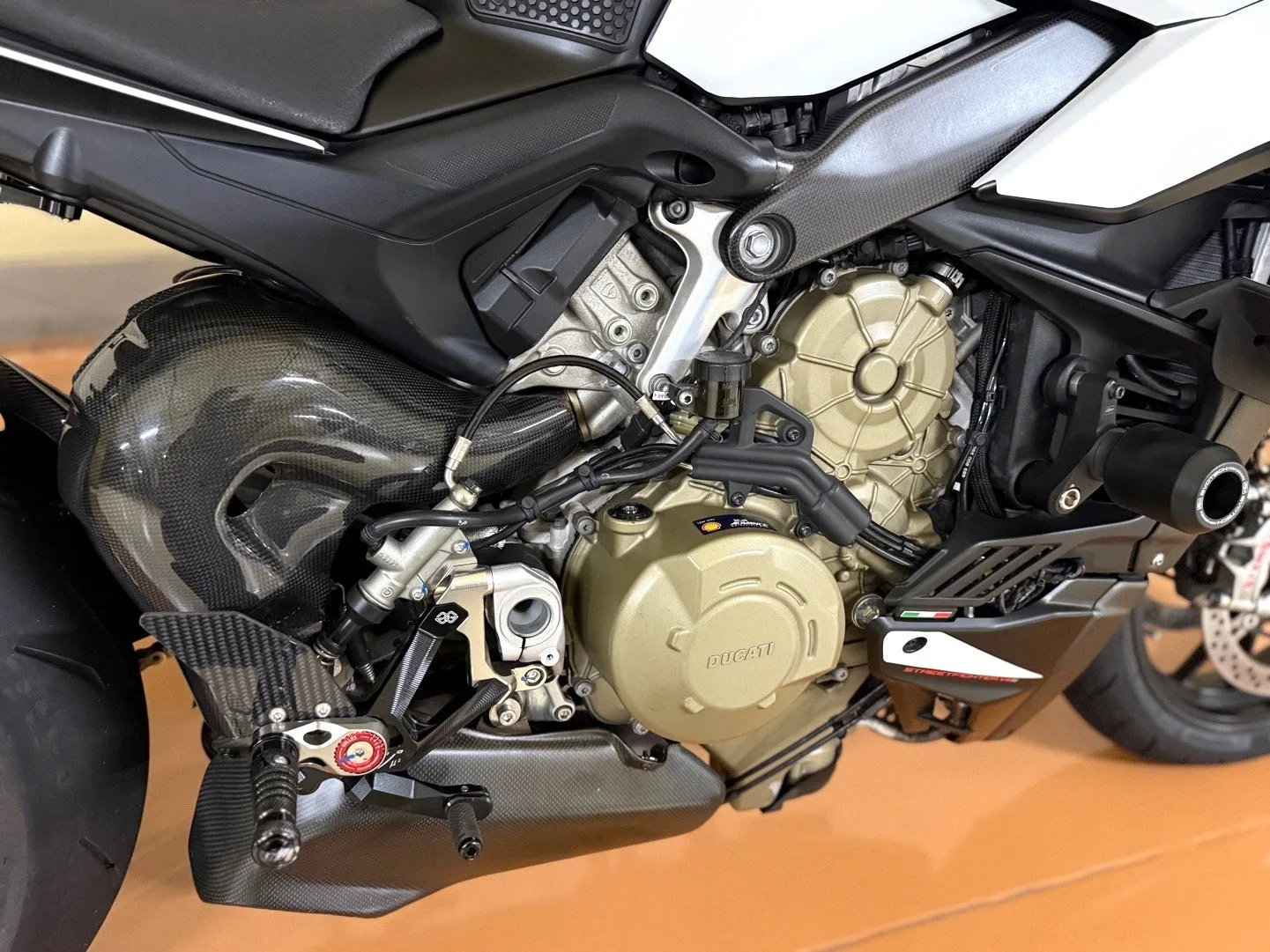 두카티 스트리트파이터 V4 S 2021 화이트 사진 5