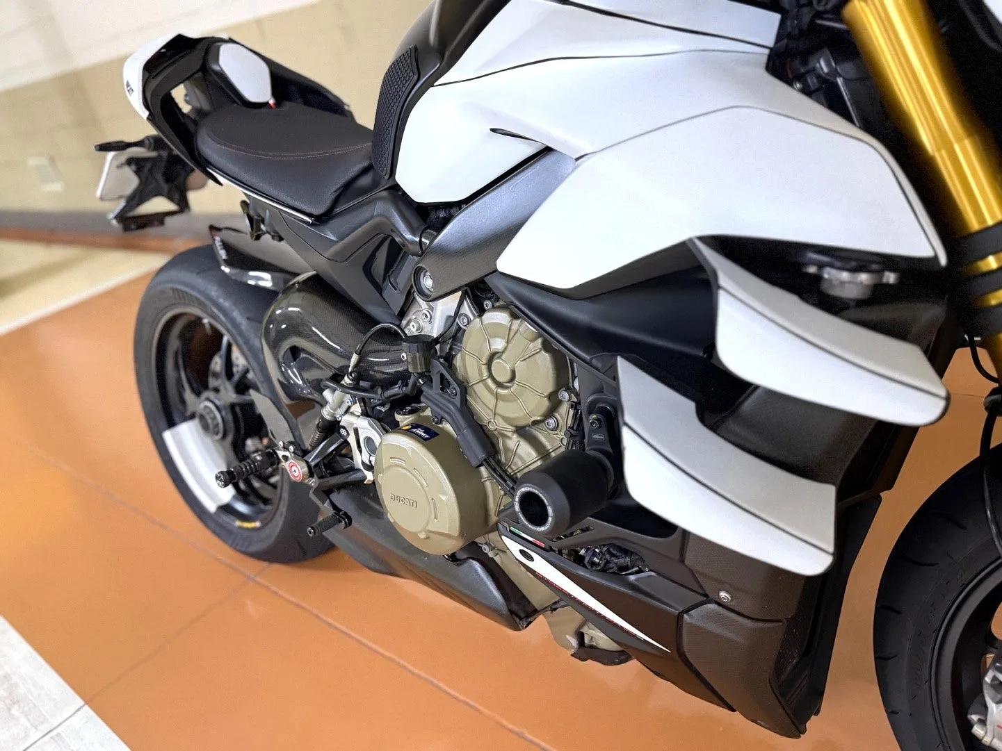 두카티 스트리트파이터 V4 S 2021 화이트 사진 6