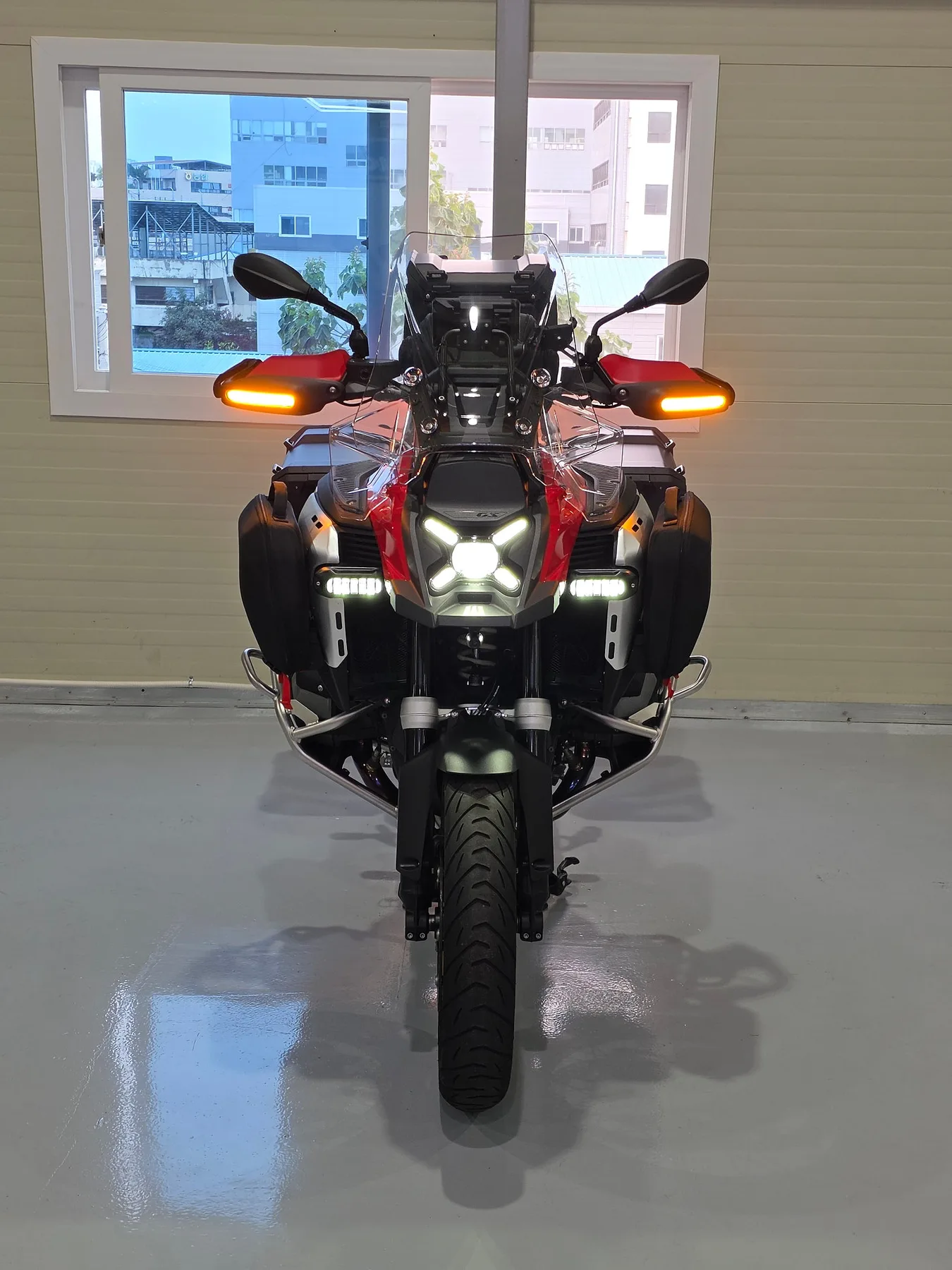 BMW R 1300 GS ADV 2024 레드 사진 1