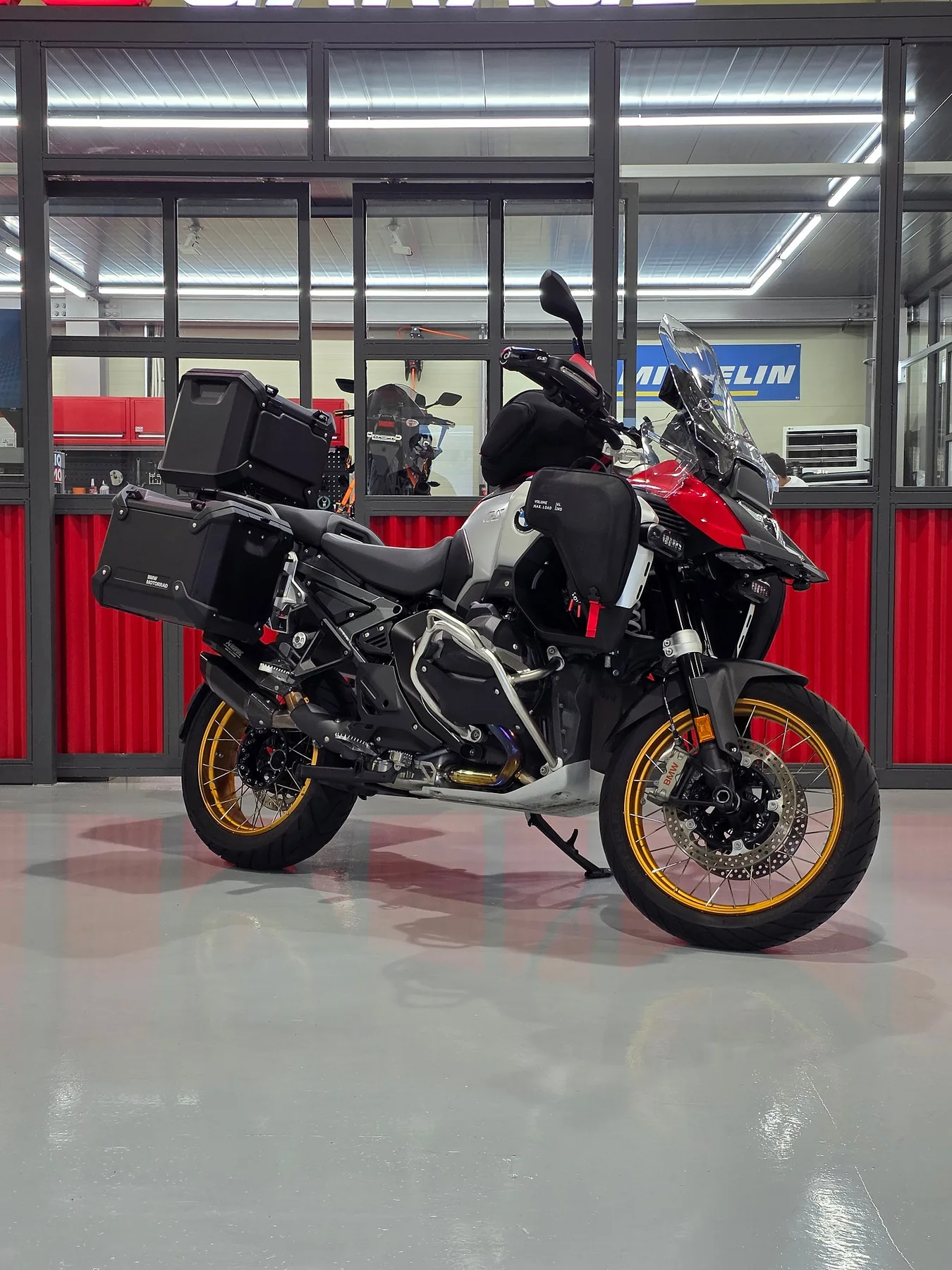 BMW R 1300 GS ADV 2024 레드 사진 3