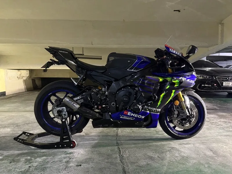 야마하 YZF R1 M 2023 블랙 사진 3