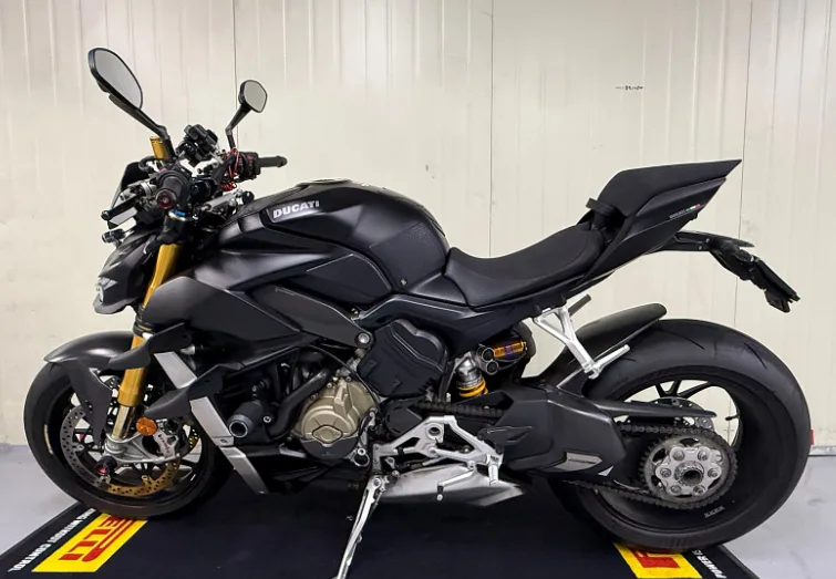 두카티 스트리트파이터 V4 S 2021 블랙 사진 1