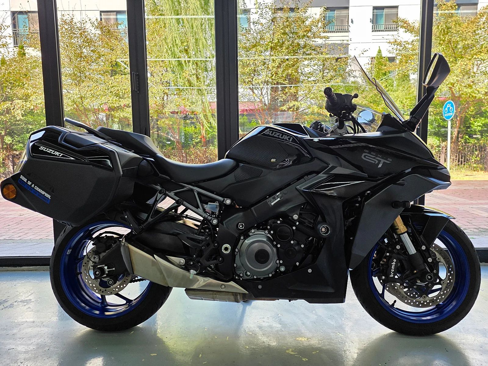 스즈키 GSX-S 1000 GT 2026 블랙 사진 1