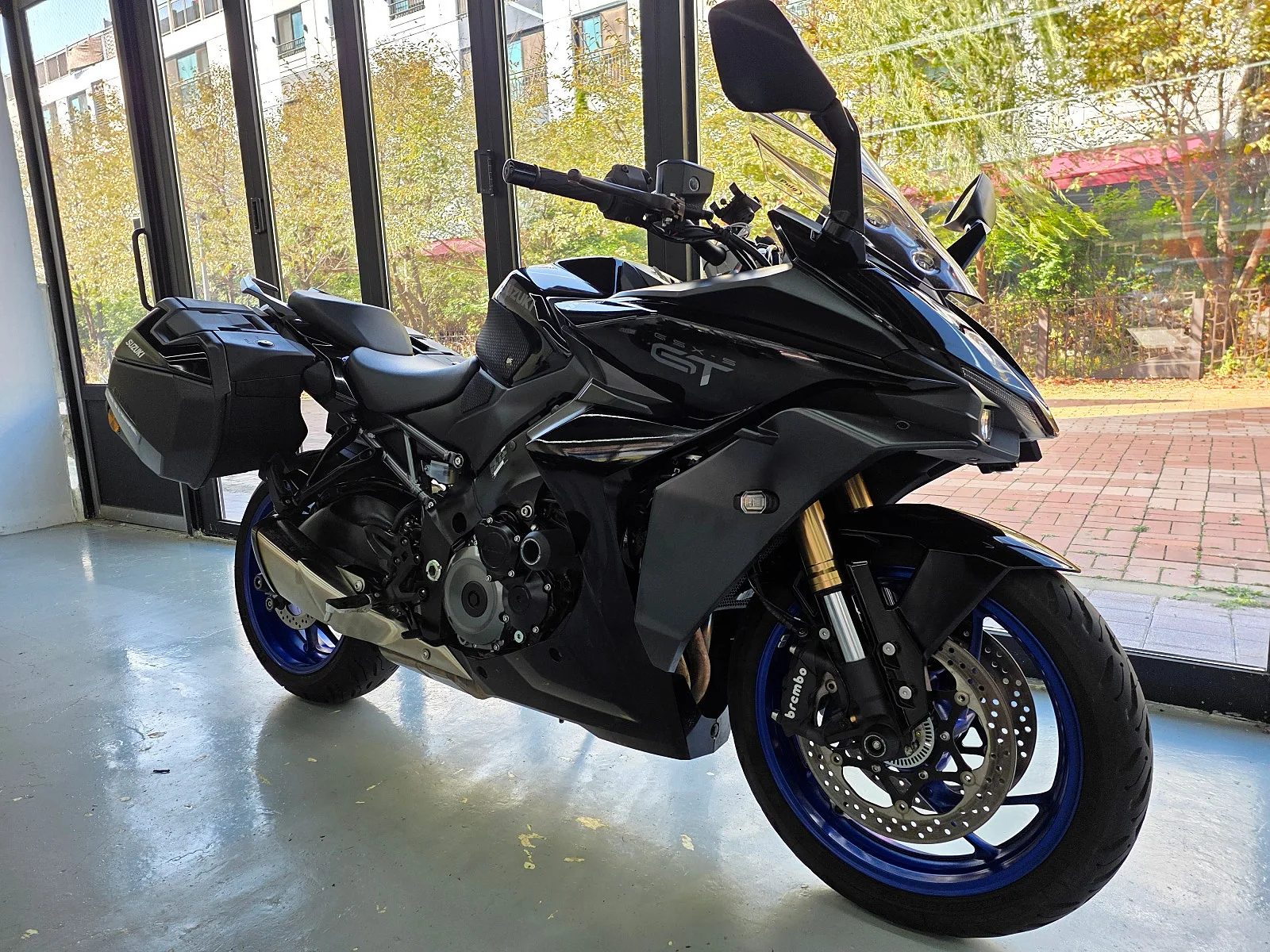 스즈키 GSX-S 1000 GT 2026 블랙 사진 2