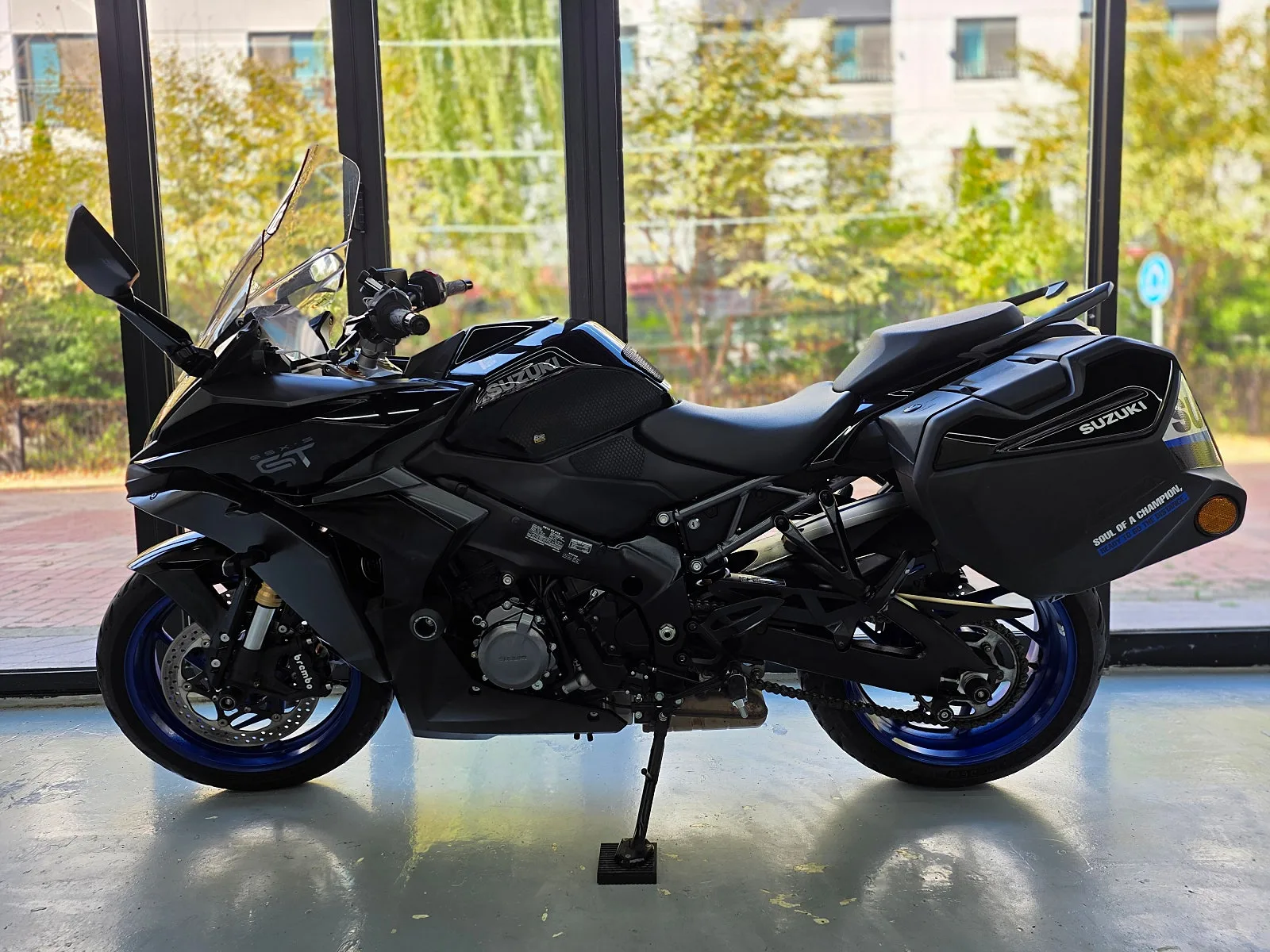 스즈키 GSX-S 1000 GT 2026 블랙 사진 4