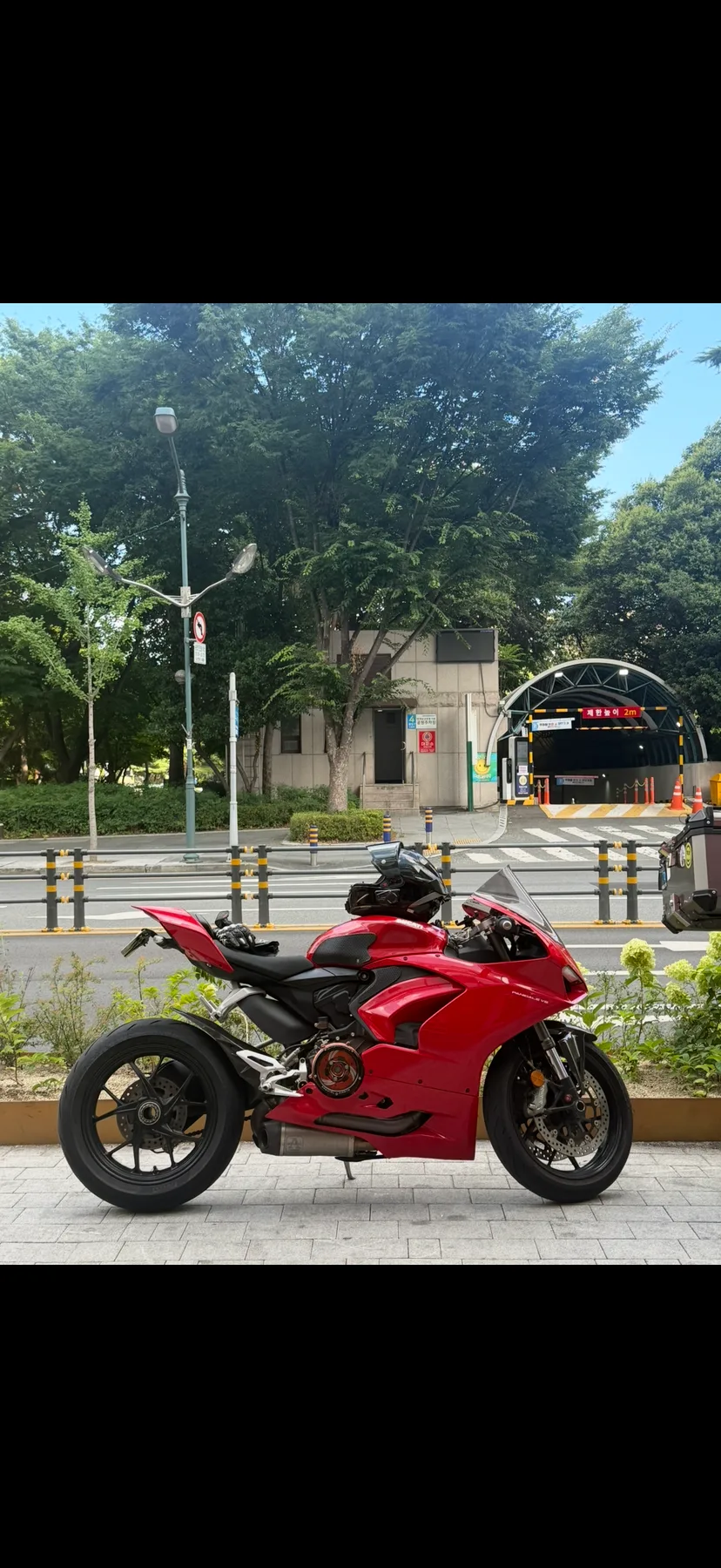 두카티 파니갈레 V2 2021 레드 사진 2