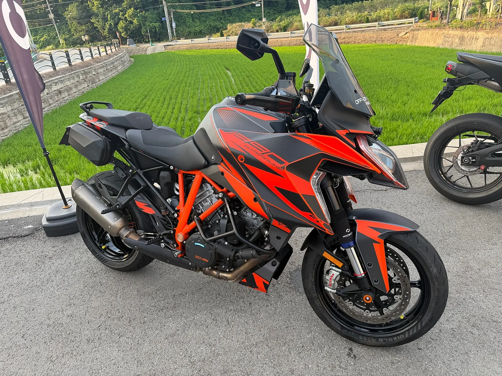 KTM 1290 슈퍼듀크 GT 트랙팩 2022 레드 사진 3