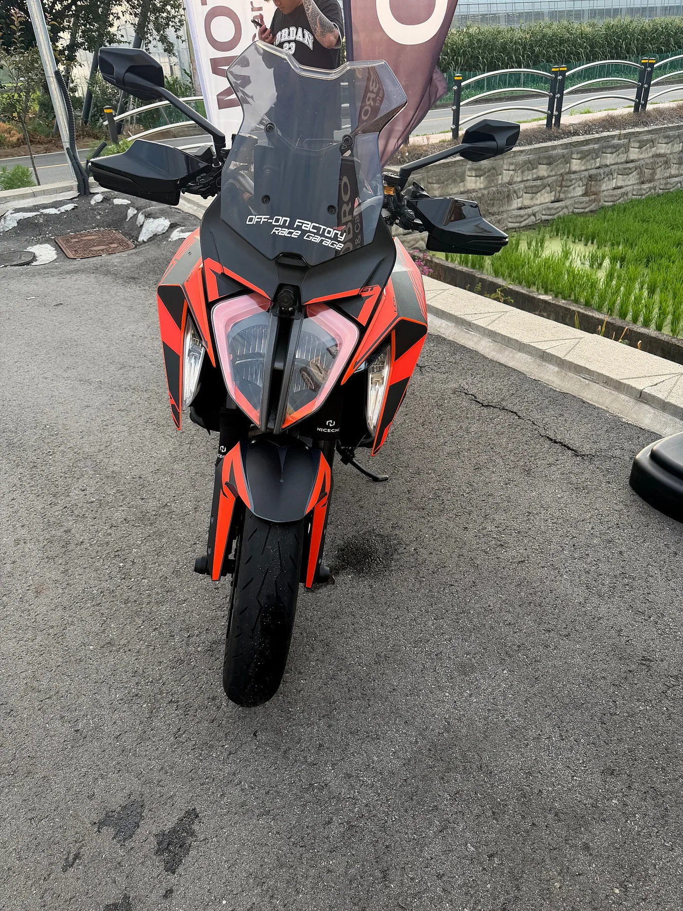 KTM 1290 슈퍼듀크 GT 트랙팩 2022 레드 사진 4