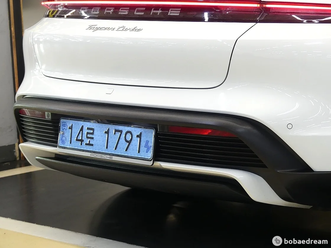 포르쉐 타이칸 터보 2021 화이트 사진 6
