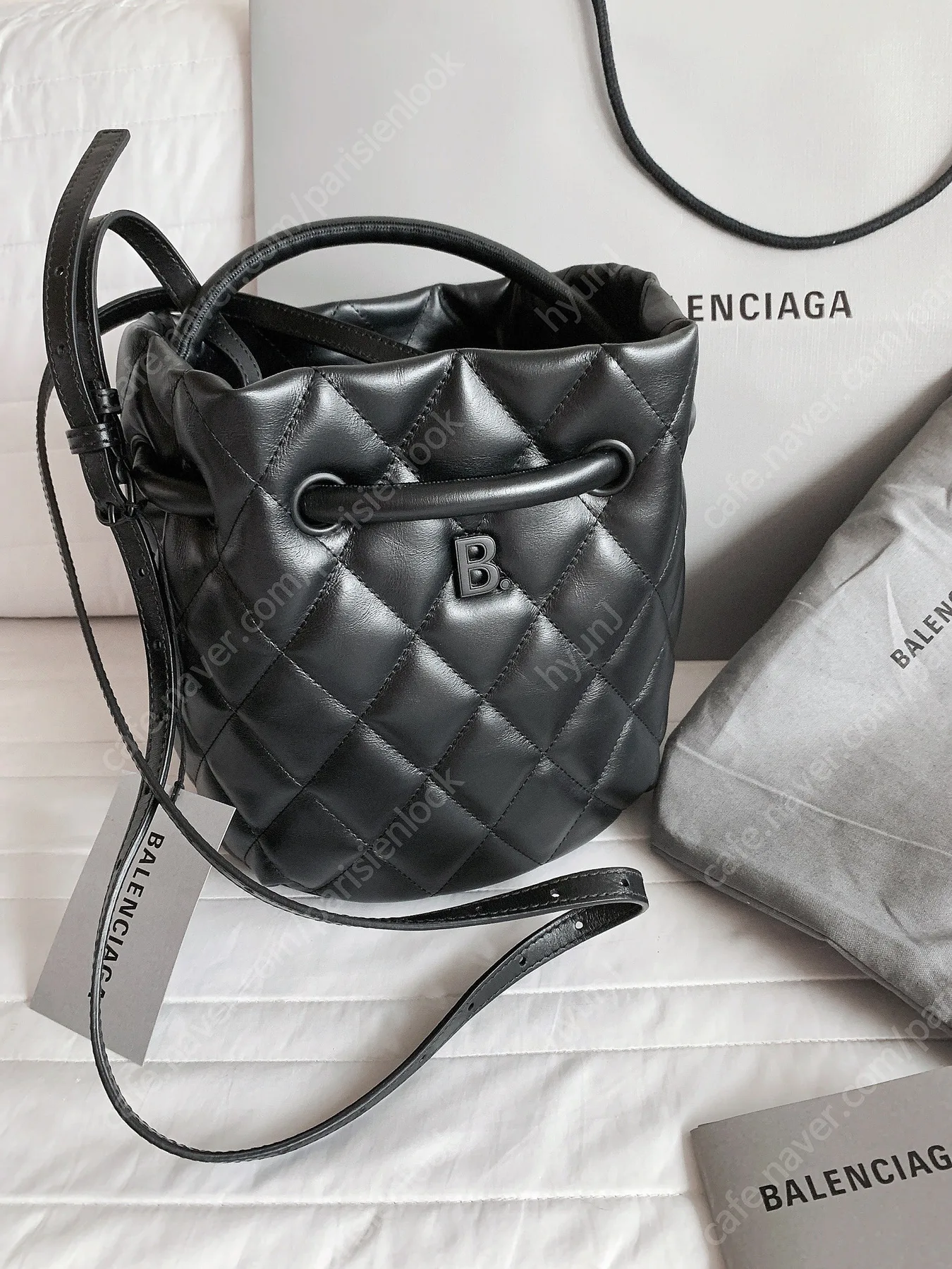 발렌시아가 BALENCIAGA/발렌시아가 퀼팅 가죽 버킷백 사진 2