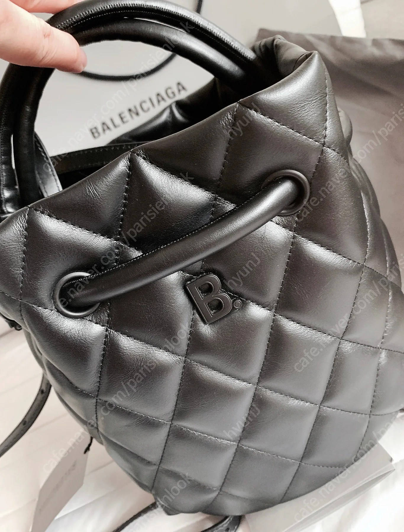 발렌시아가 BALENCIAGA/발렌시아가 퀼팅 가죽 버킷백 사진 4