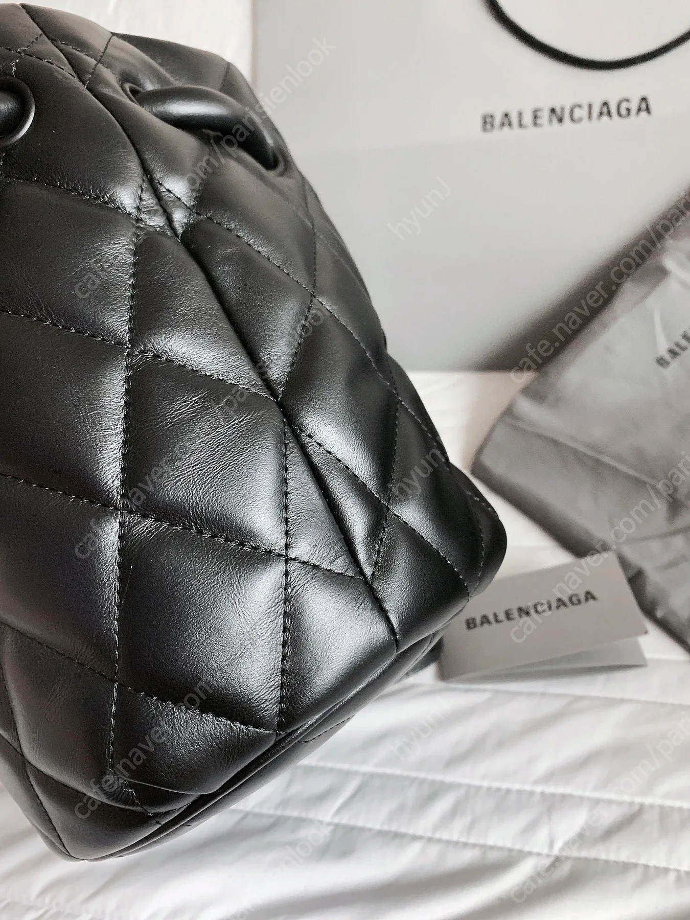 발렌시아가 BALENCIAGA/발렌시아가 퀼팅 가죽 버킷백 사진 7
