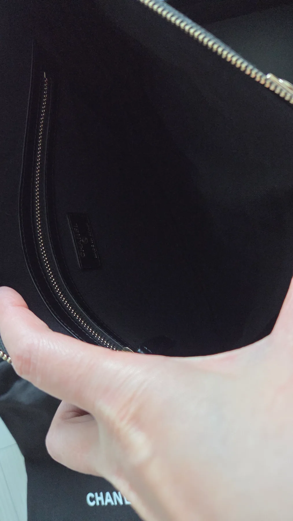 샤넬 샤넬보이 클러치 뉴미듐 캐비어 재질 사진 8