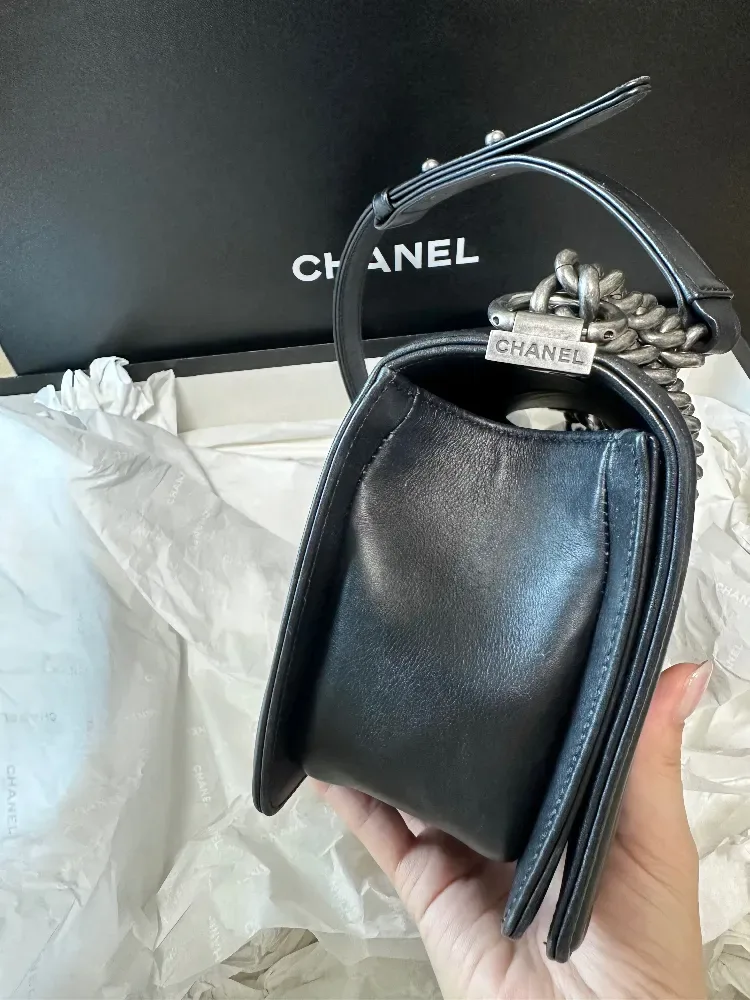 샤넬 보이백 미디엄 카프스킨 쉐브론 빈티지 실버 체인 숄더백 사진 6