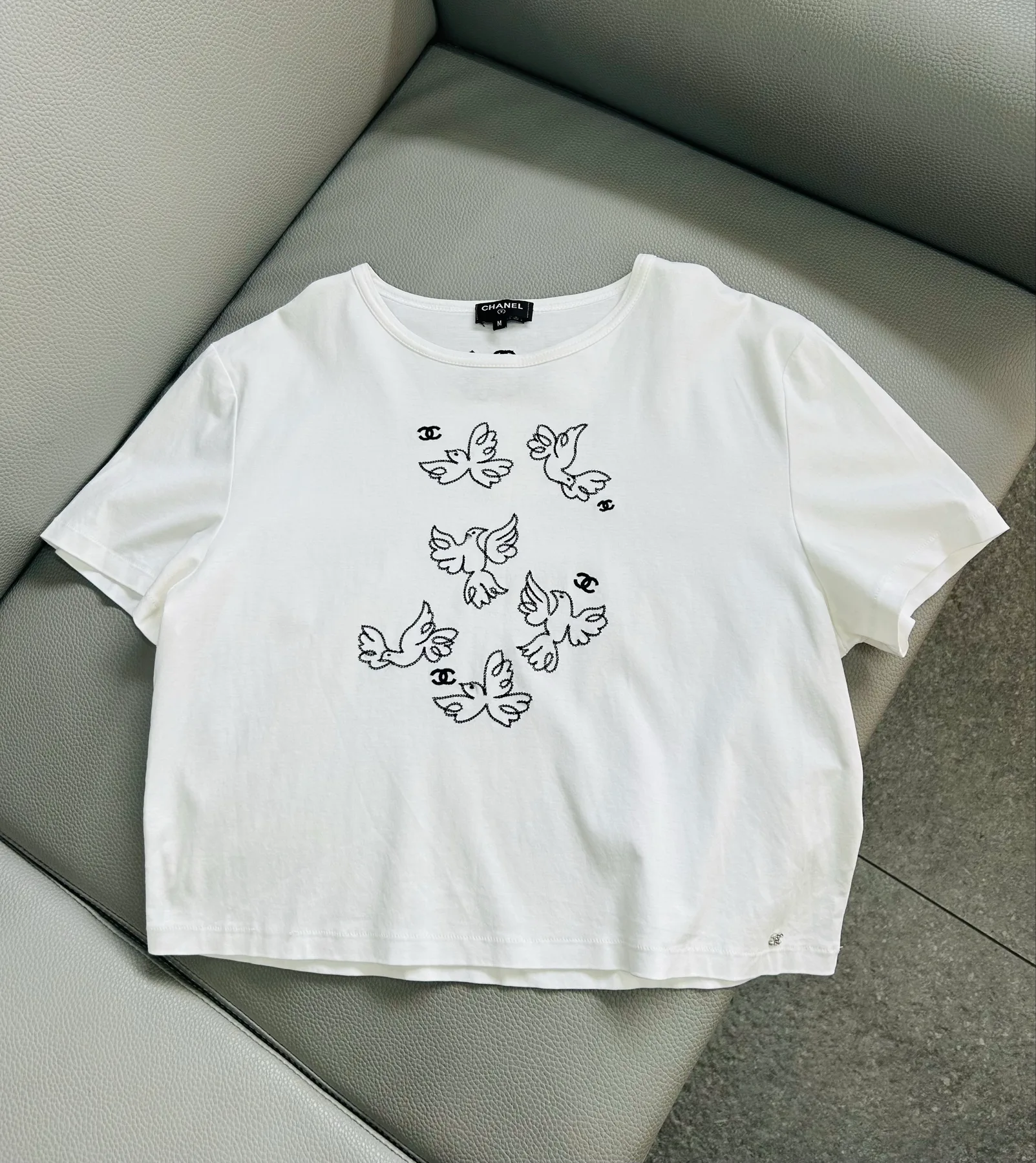 샤넬 22SS 리조트 비둘기 모티브 자수 화이트 반팔티셔츠(M) 사진 4