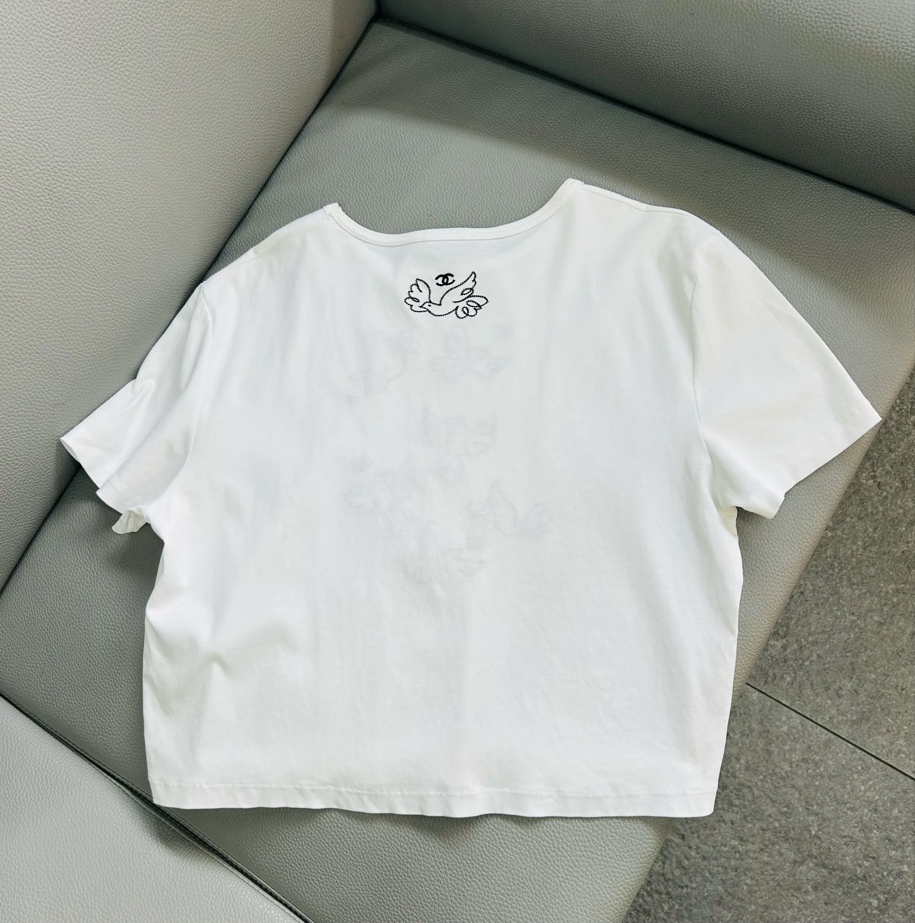 샤넬 22SS 리조트 비둘기 모티브 자수 화이트 반팔티셔츠(M) 사진 8