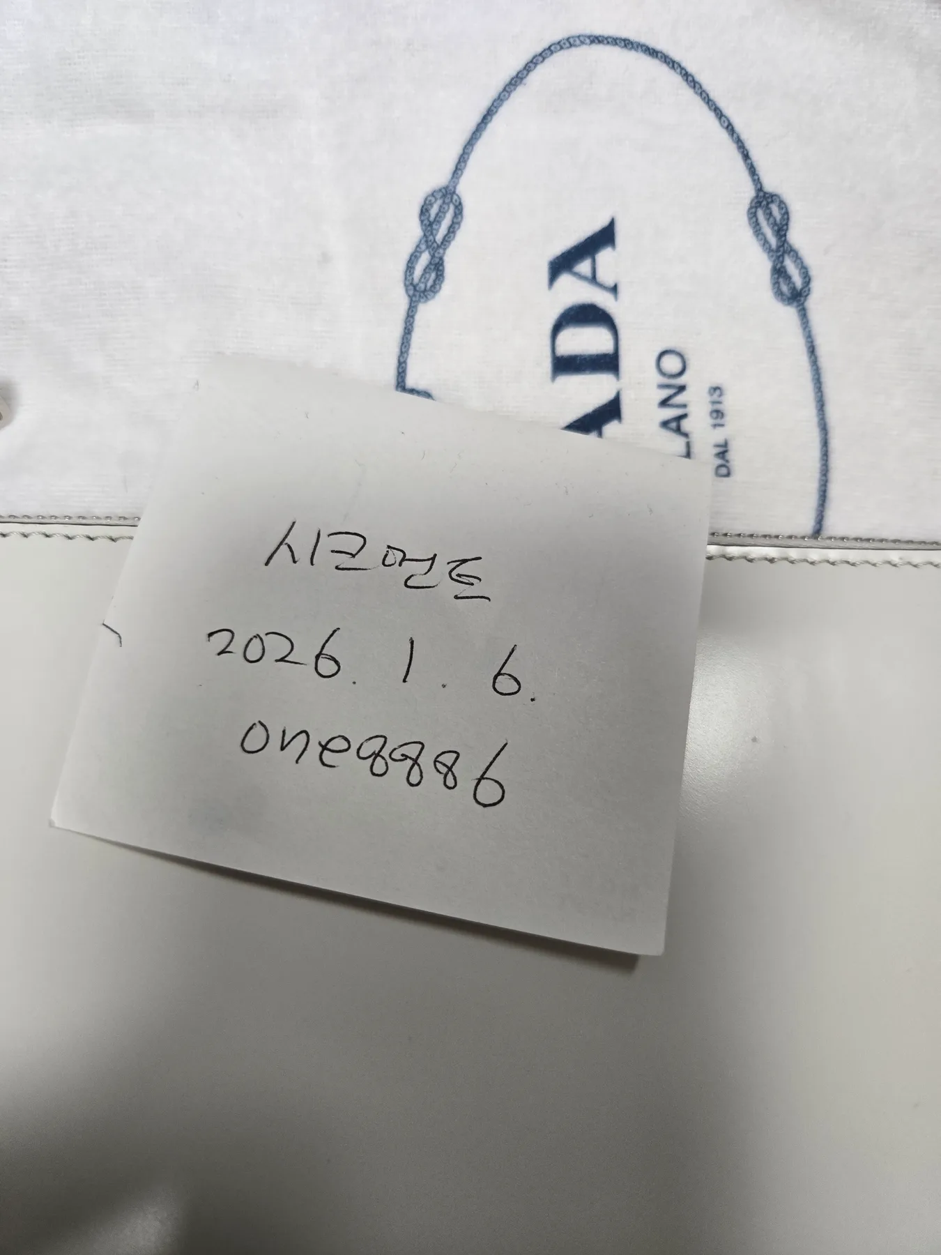 프라다 브러시드 가죽 미니백 사진 5
