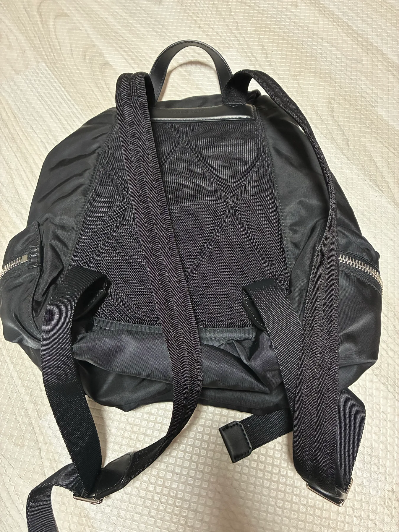버버리 로고 프린트 나일론 백팩 8063495 사진 6