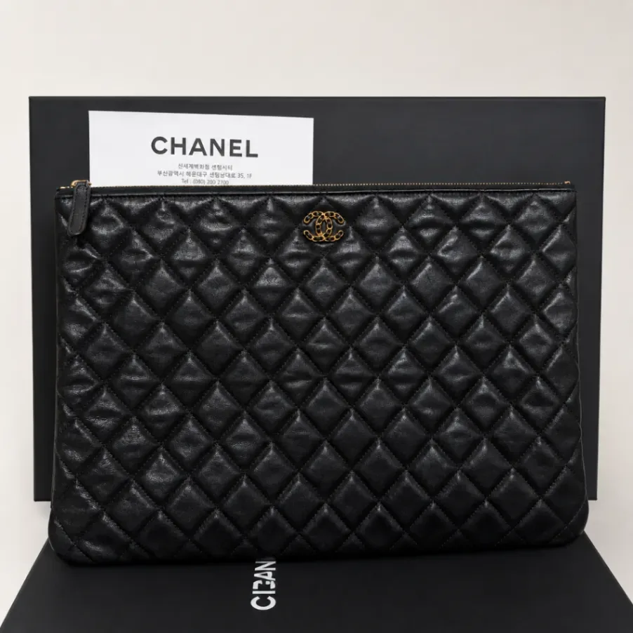 샤넬 19 라지 클러치백 블랙 사진 1