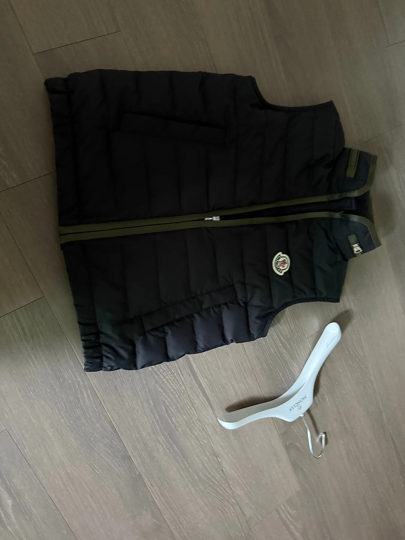 몽클레르 경량패딩조끼 ayten