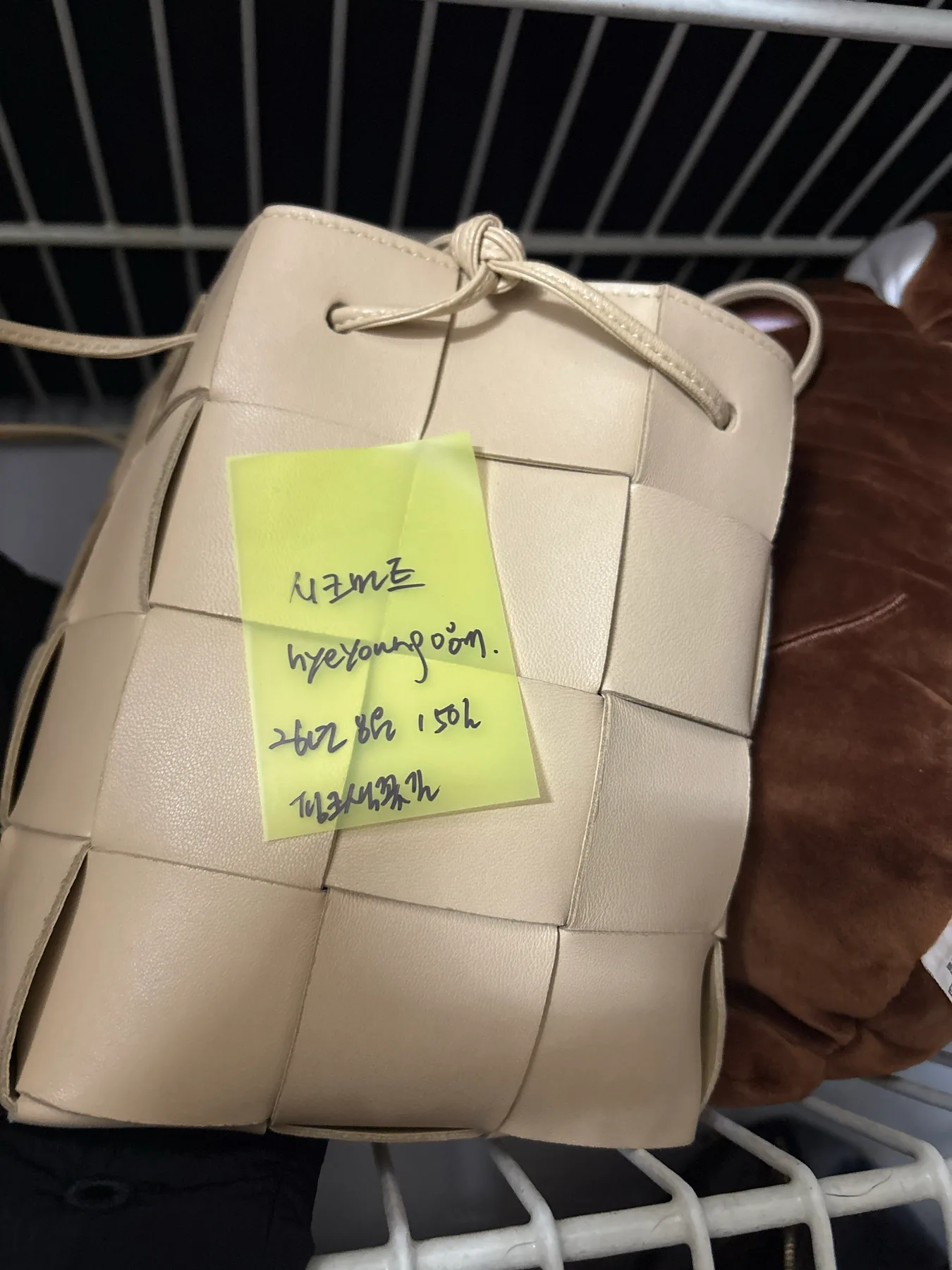 보테가베네타 카세트 버킷백 스몰 베이지