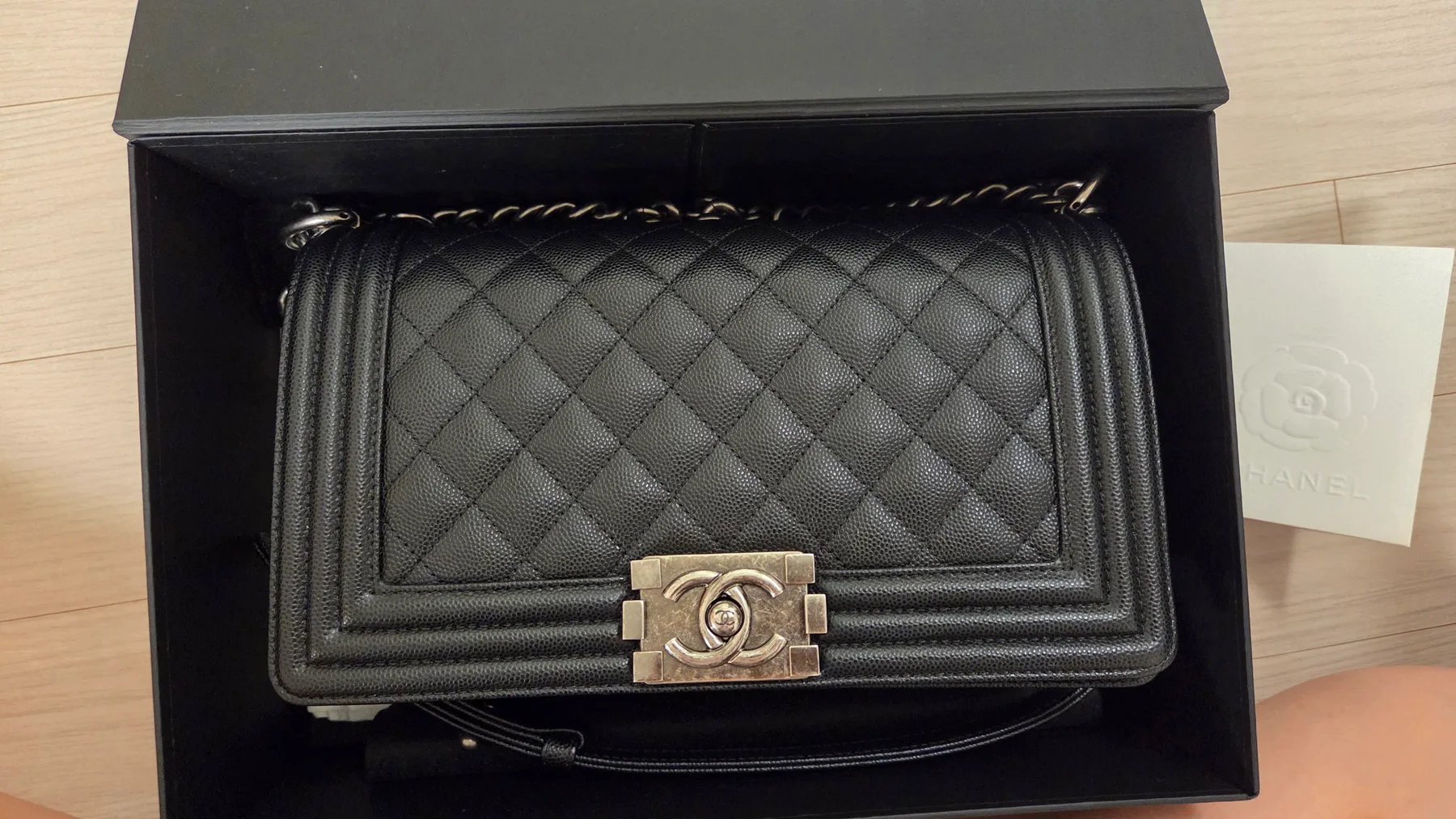 샤넬 캐비어 보이백 미듐 블랙 내장칩