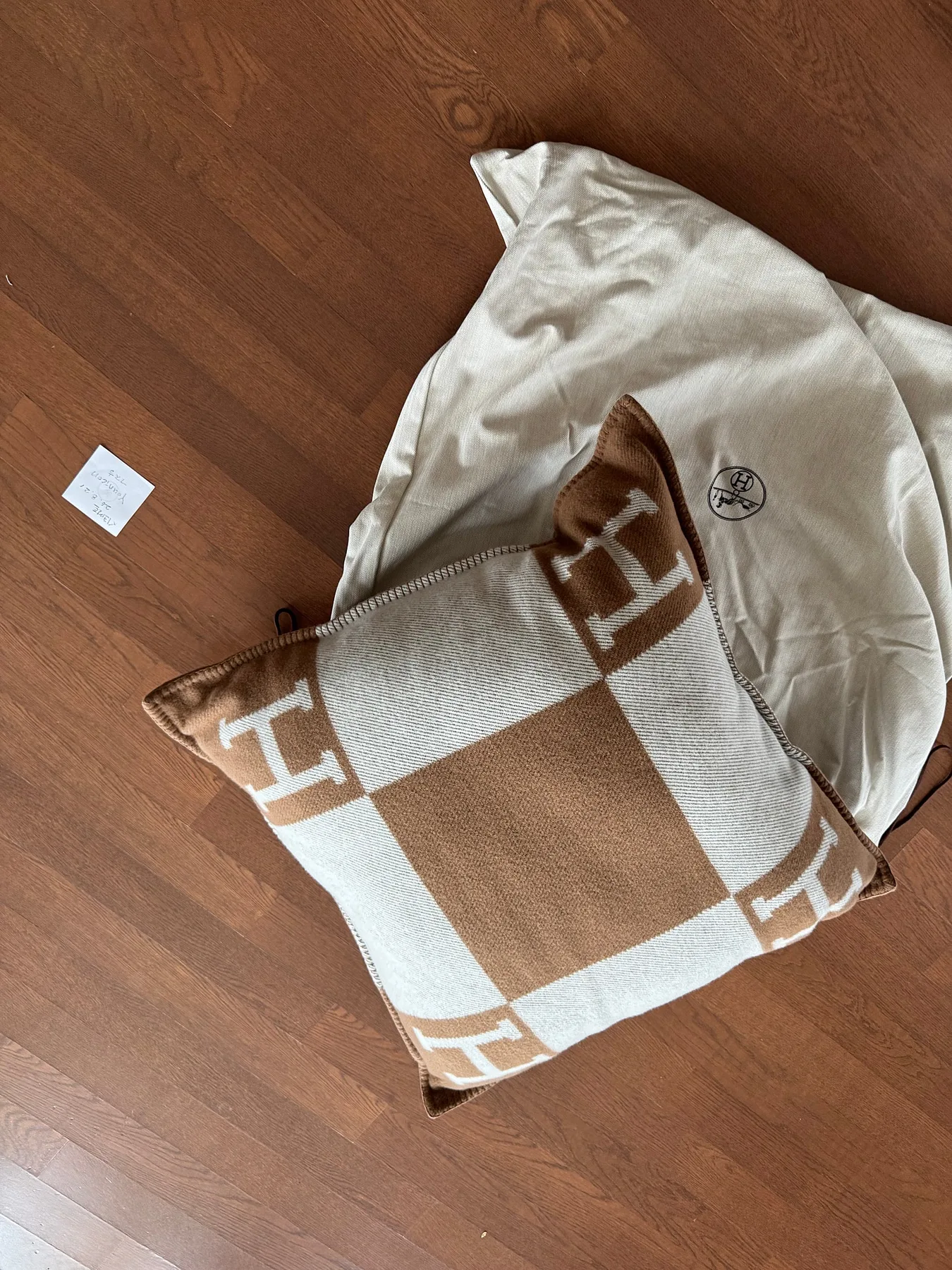 에르메스 아발론 쿠션 GM 카멜