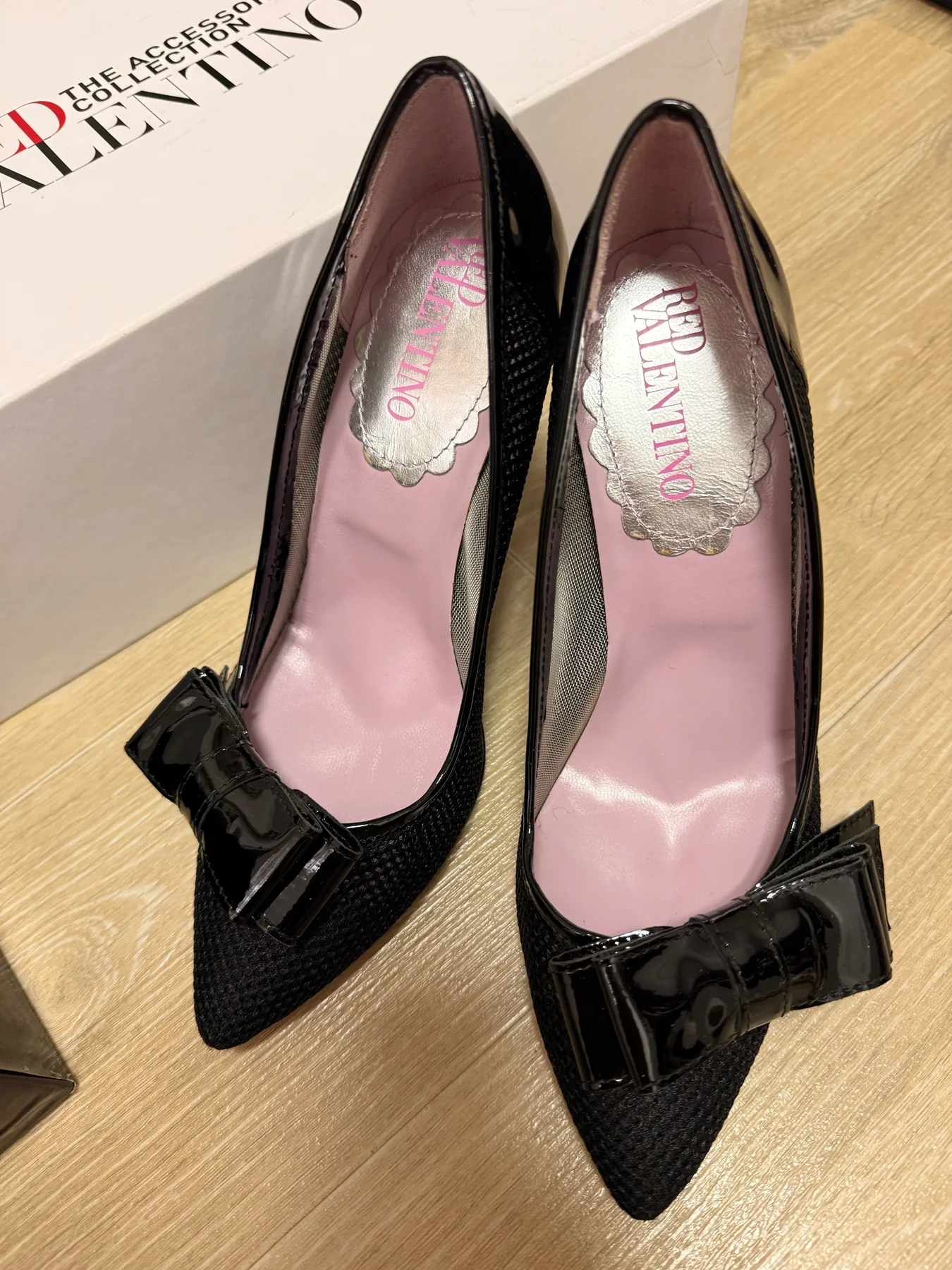 발렌티노 레드 보우 힐 사진 1