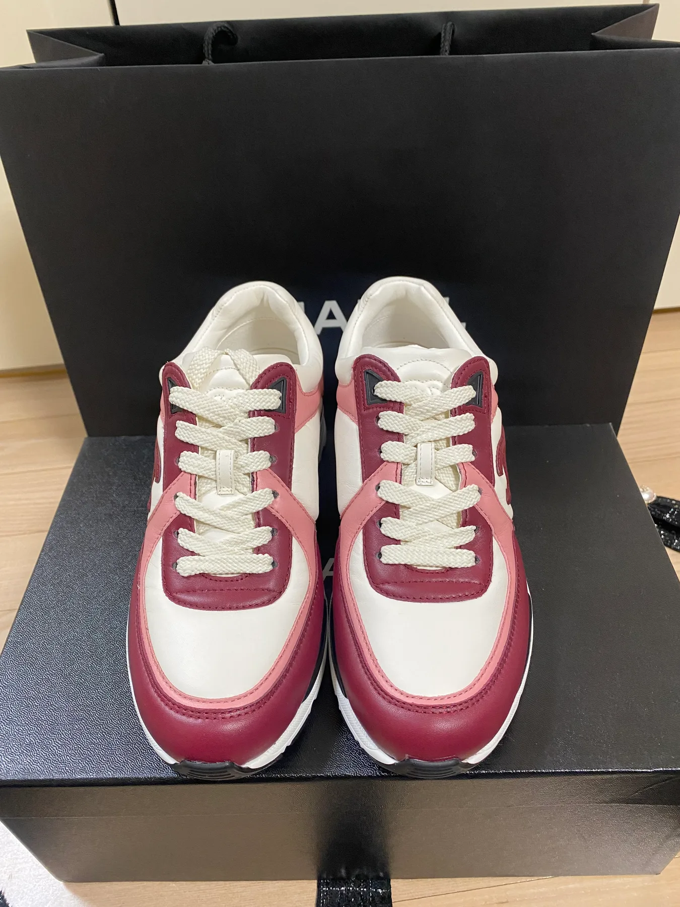 샤넬 [미사용 새상품/인상전 정가이하] (마크다운) CC로고 트레이너 스니커즈 운동 화 카프스킨 라이트 버건디/화이트 핑크 G45333B14495 사진 2