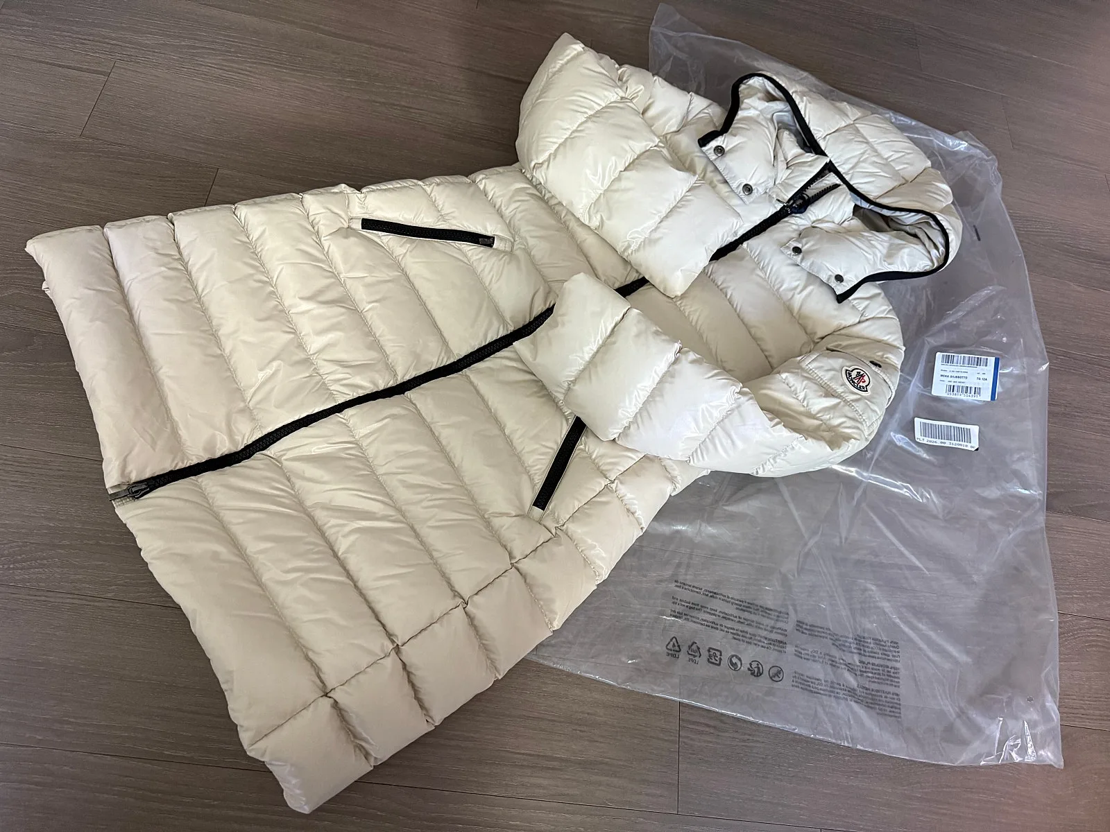 몽클레르 구스패딩 모카 사진 1
