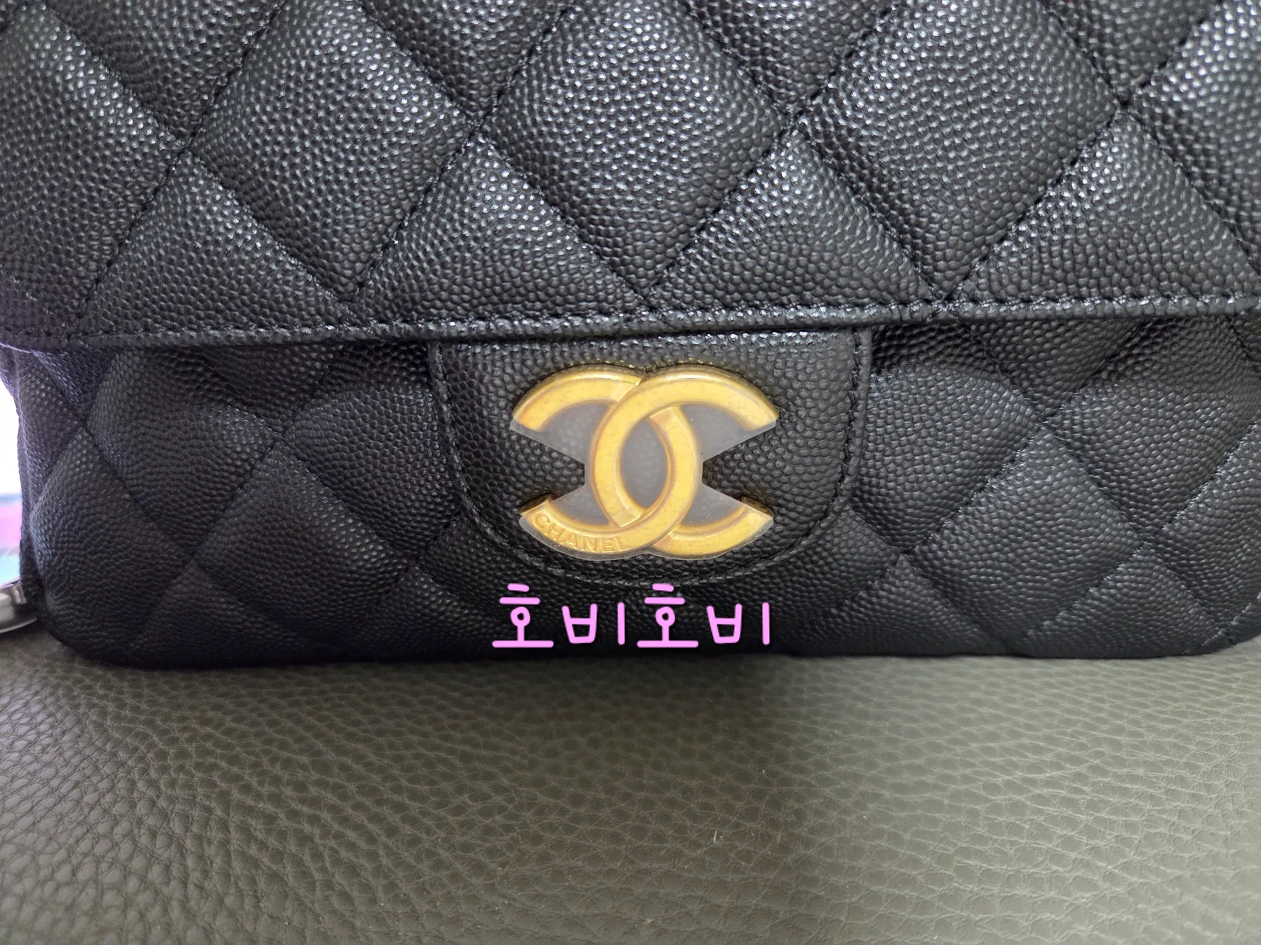 샤넬 가격인하!! 665!! 호보 캐비어 시즌 호보 미듐 블랙 거의 새상품 사진 5