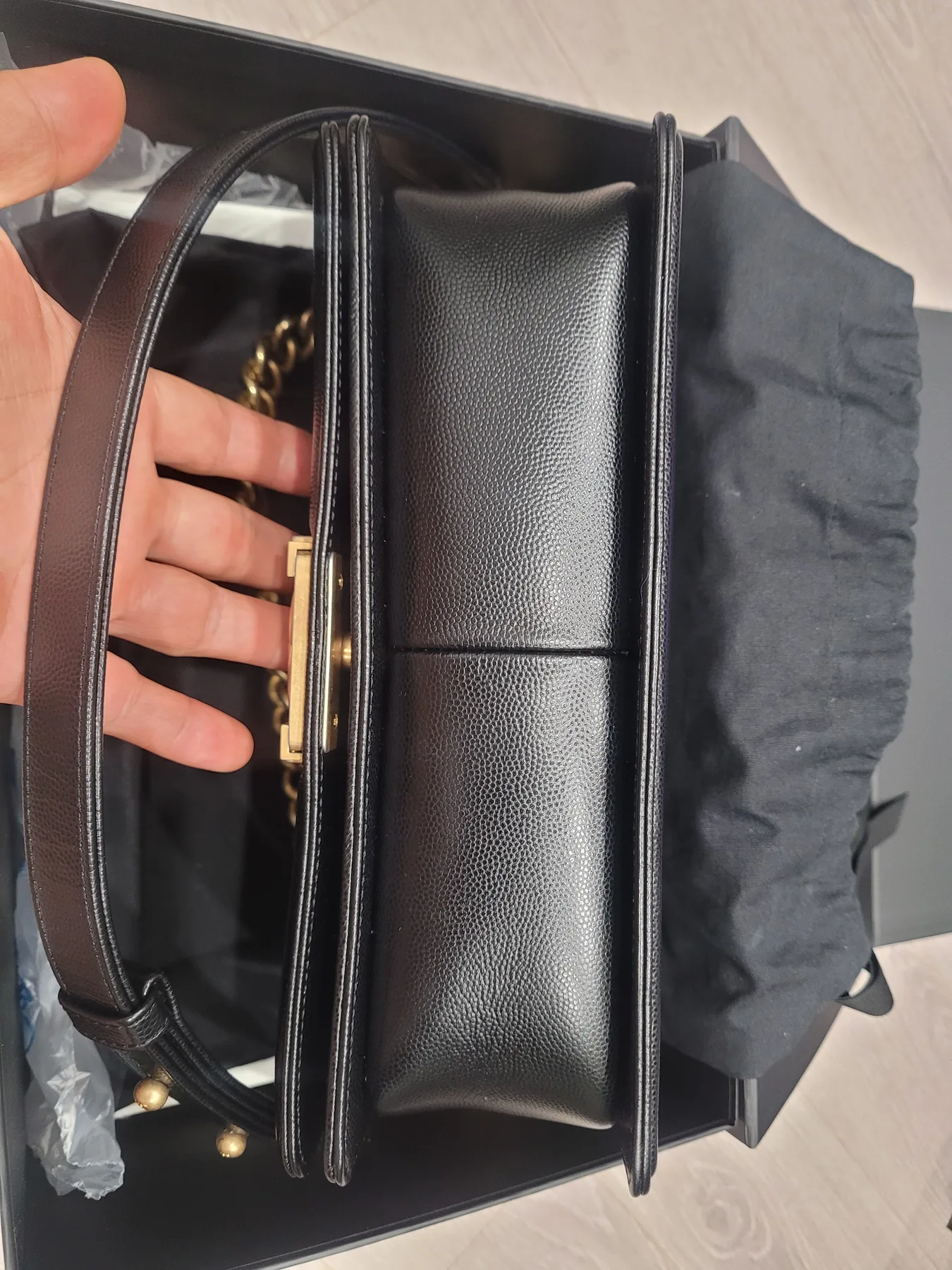 샤넬 캐비어 보이백 미듐 블랙/금장 (27번대) 사진 6