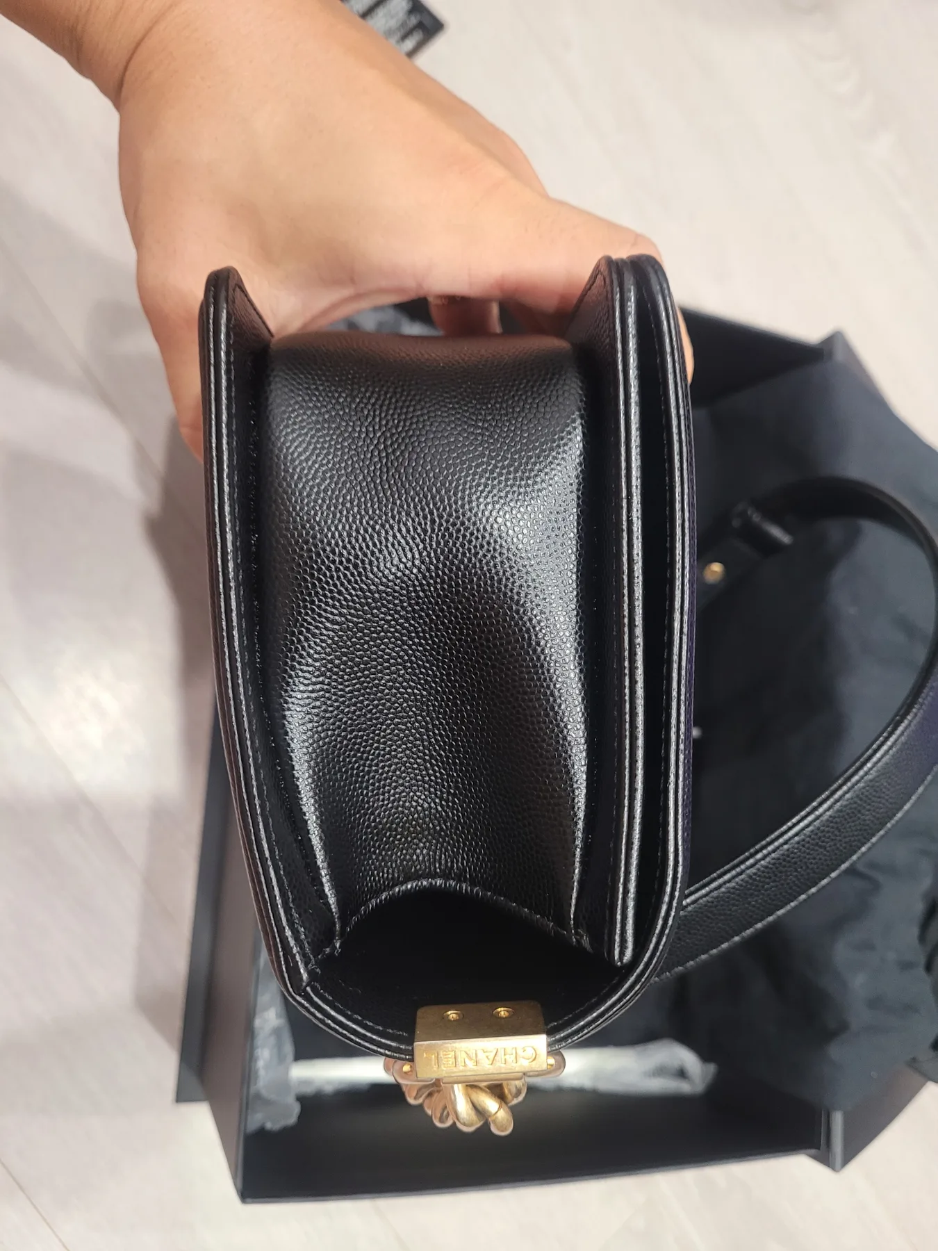 샤넬 캐비어 보이백 미듐 블랙/금장 (27번대) 사진 7