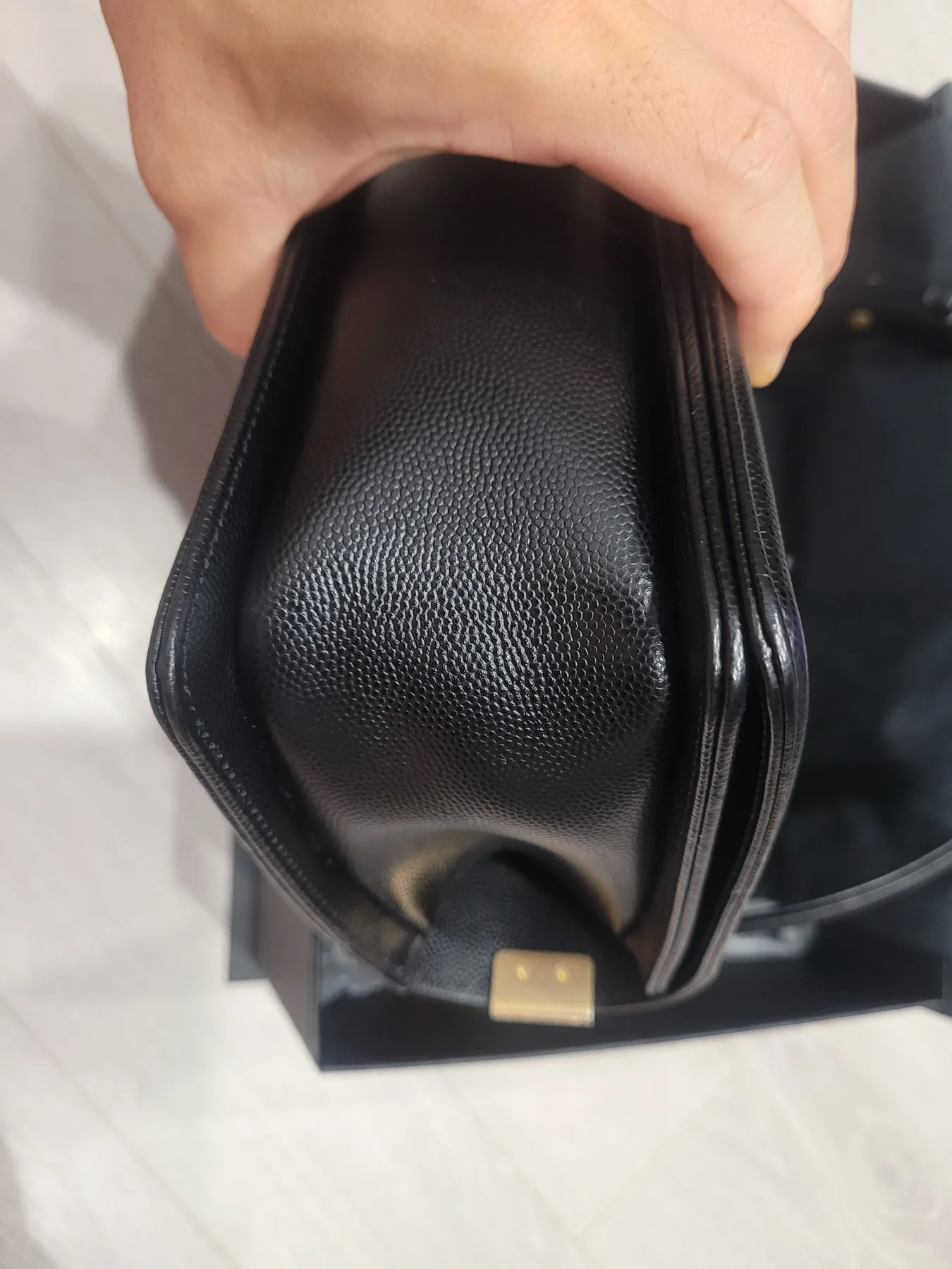 샤넬 캐비어 보이백 미듐 블랙/금장 (27번대) 사진 8