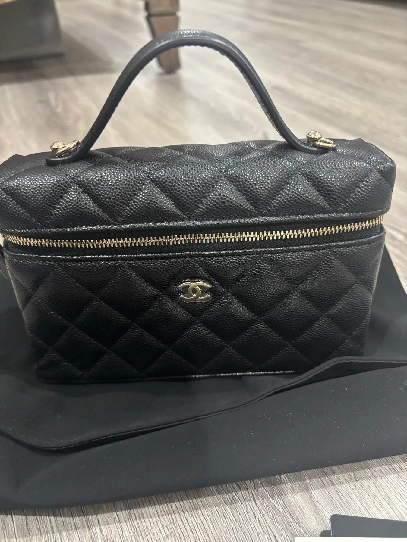 샤넬 베니티 블랙 금장 탑핸들 사진 2