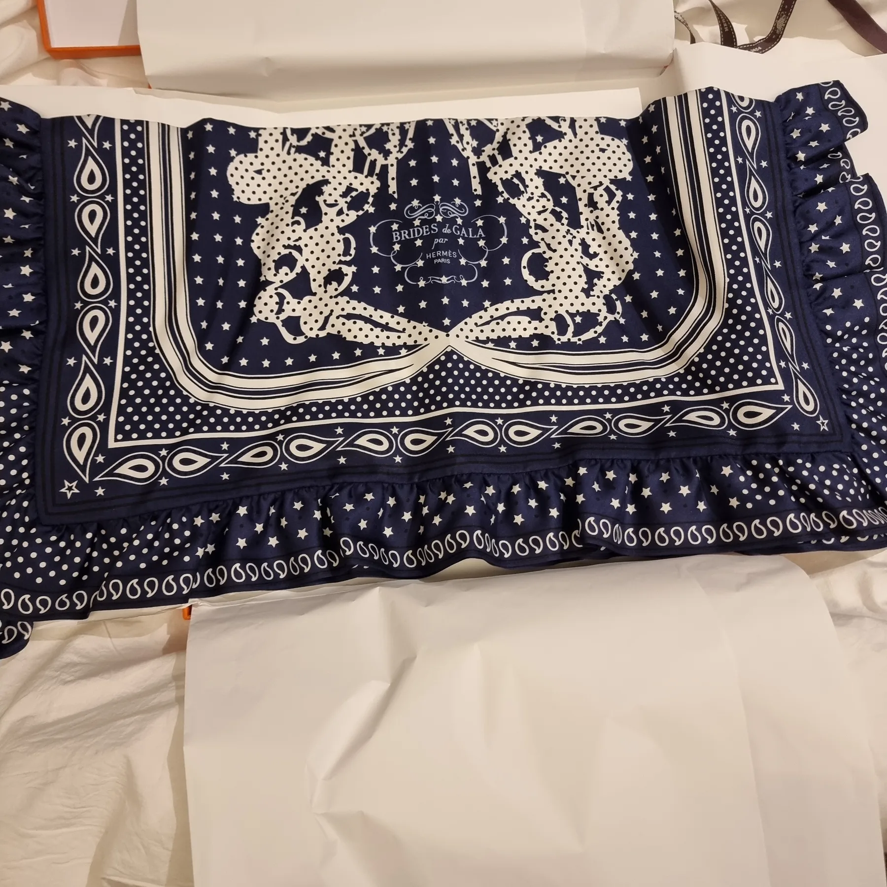 에르메스 [현재 정가 183만원 새제품--->119만원 ] BRIDES DE GALA BANDANA A POIS 70 02 마린 퐁쎄 / 누아 / 블랑 새제품 사진 5
