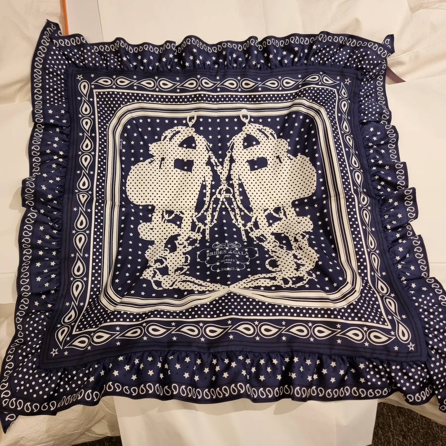 에르메스 [현재 정가 183만원 새제품--->119만원 ] BRIDES DE GALA BANDANA A POIS 70 02 마린 퐁쎄 / 누아 / 블랑 새제품 사진 7