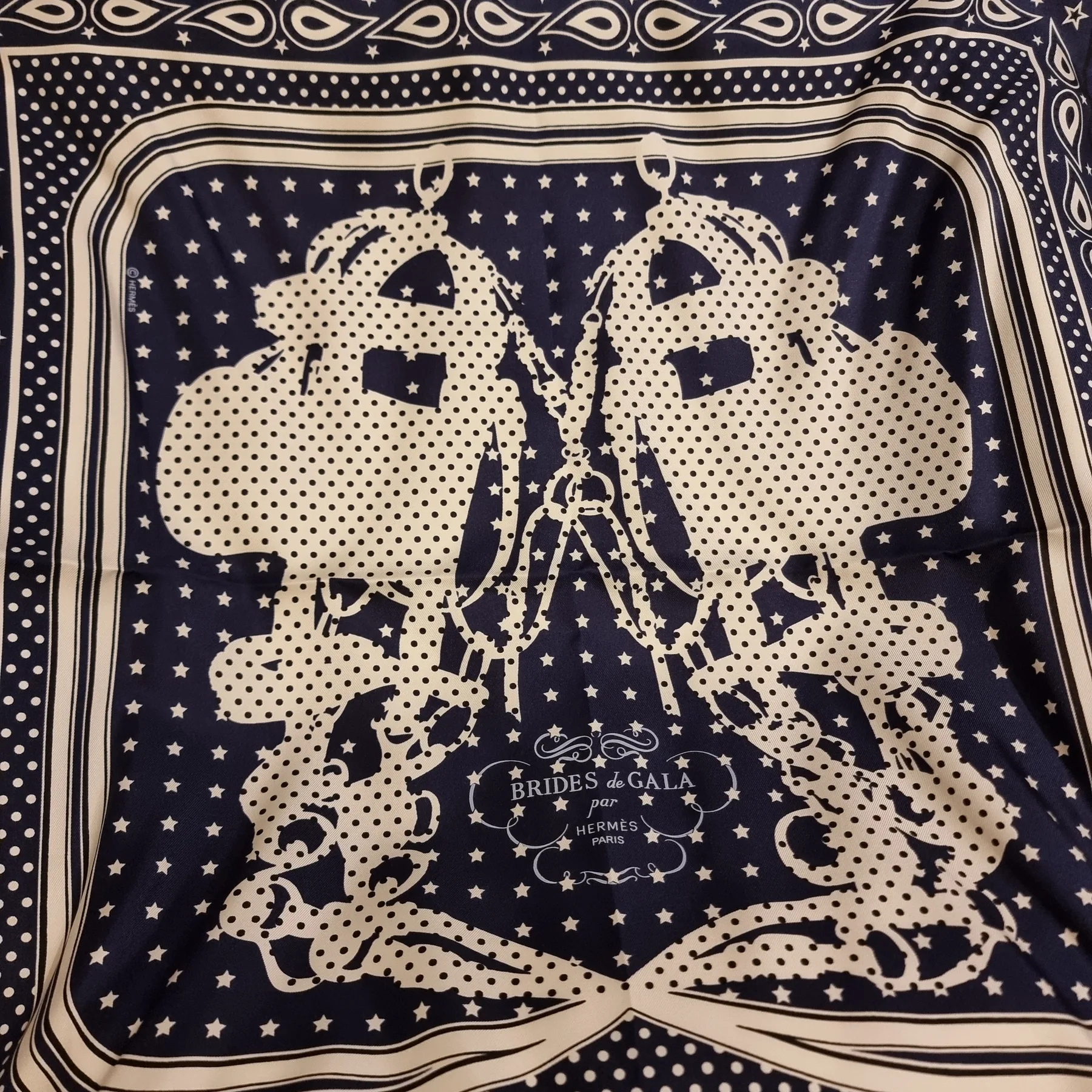 에르메스 [현재 정가 183만원 새제품--->119만원 ] BRIDES DE GALA BANDANA A POIS 70 02 마린 퐁쎄 / 누아 / 블랑 새제품 사진 8