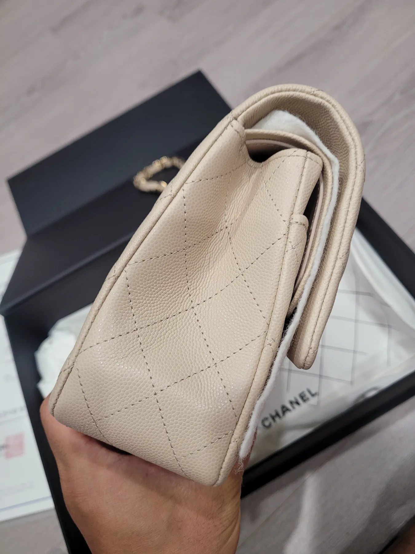 샤넬 클래식 캐비어 미듐 에크루/금장 (내장칩) 사진 6