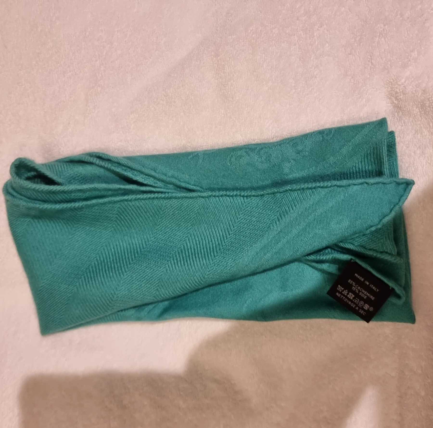 에르메스 (캐시미어 함유량 85프로라 가볍고 따뜻한) 캐시미어 로장지 캐시미어 함유 85% RE /VERT JADE 새제품 사진 3