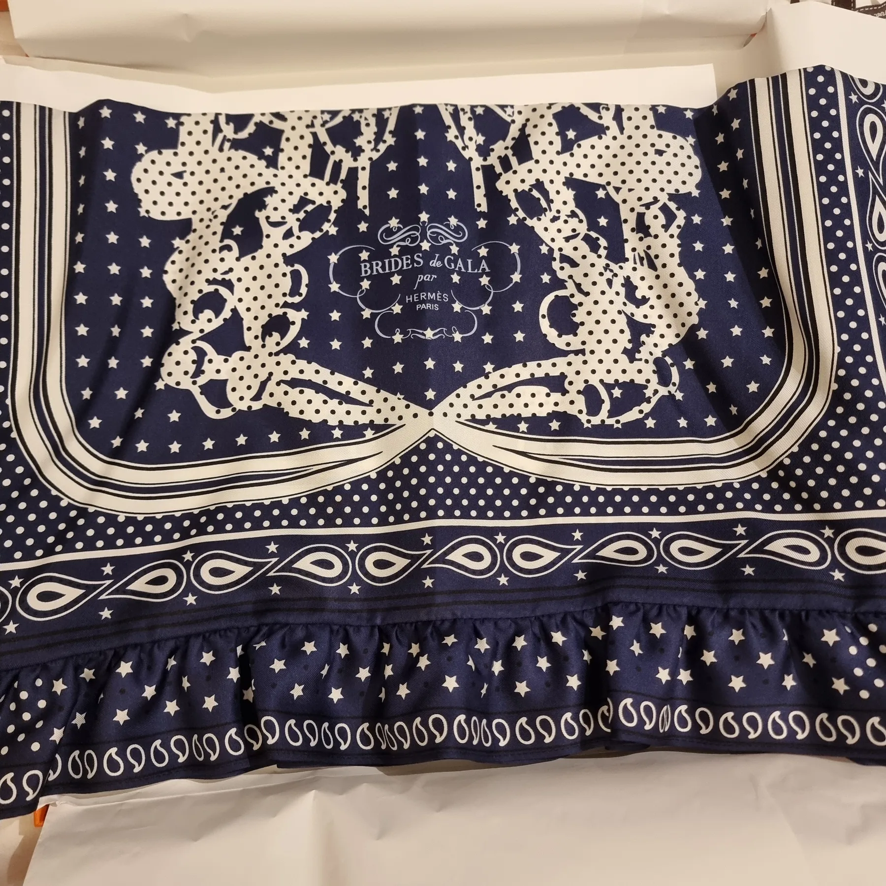 에르메스 [현재 정가 183만원 새제품--->120만원 ] BRIDES DE GALA BANDANA A POIS 70 02 마린 퐁쎄 / 누아 / 블랑 새제품 사진 5