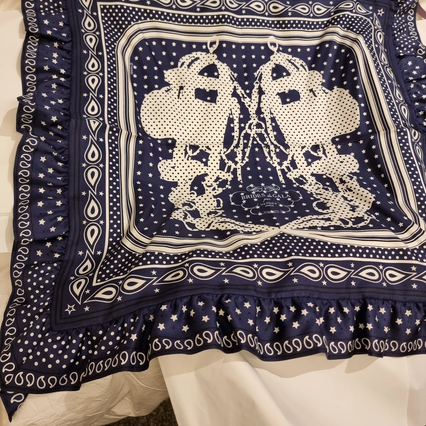 에르메스 [현재 정가 183만원 새제품--->120만원 ] BRIDES DE GALA BANDANA A POIS 70 02 마린 퐁쎄 / 누아 / 블랑 새제품 사진 7