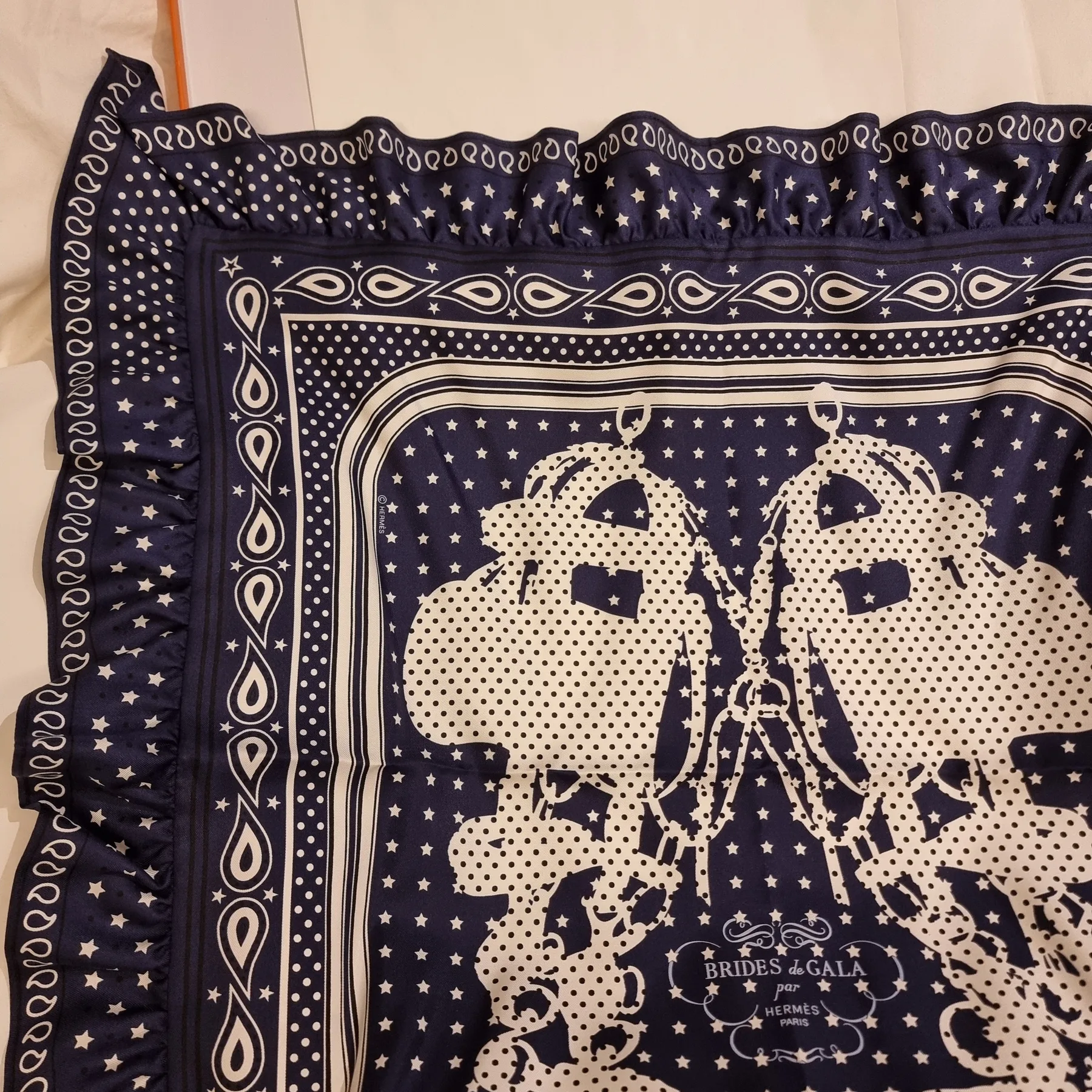 에르메스 [현재 정가 183만원 새제품--->120만원 ] BRIDES DE GALA BANDANA A POIS 70 02 마린 퐁쎄 / 누아 / 블랑 새제품 사진 8