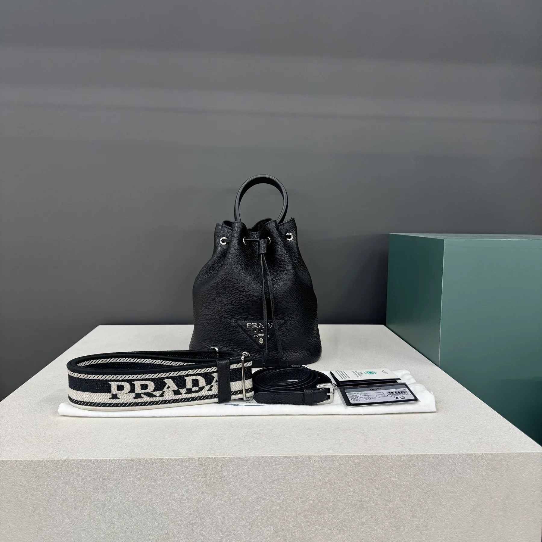 프라다 PRADA 폴로 레더버킷백 사진 1