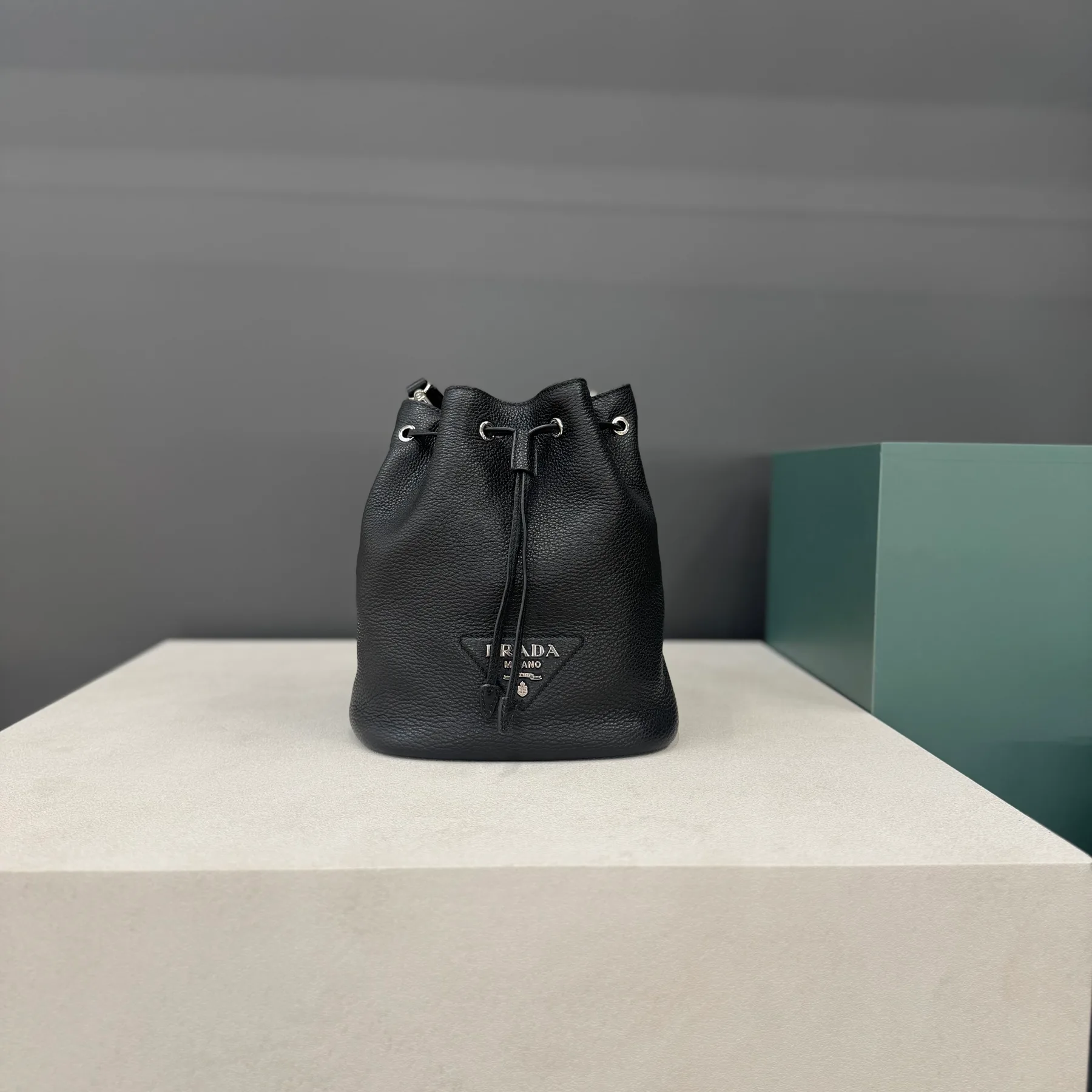 프라다 PRADA 폴로 레더버킷백 사진 2