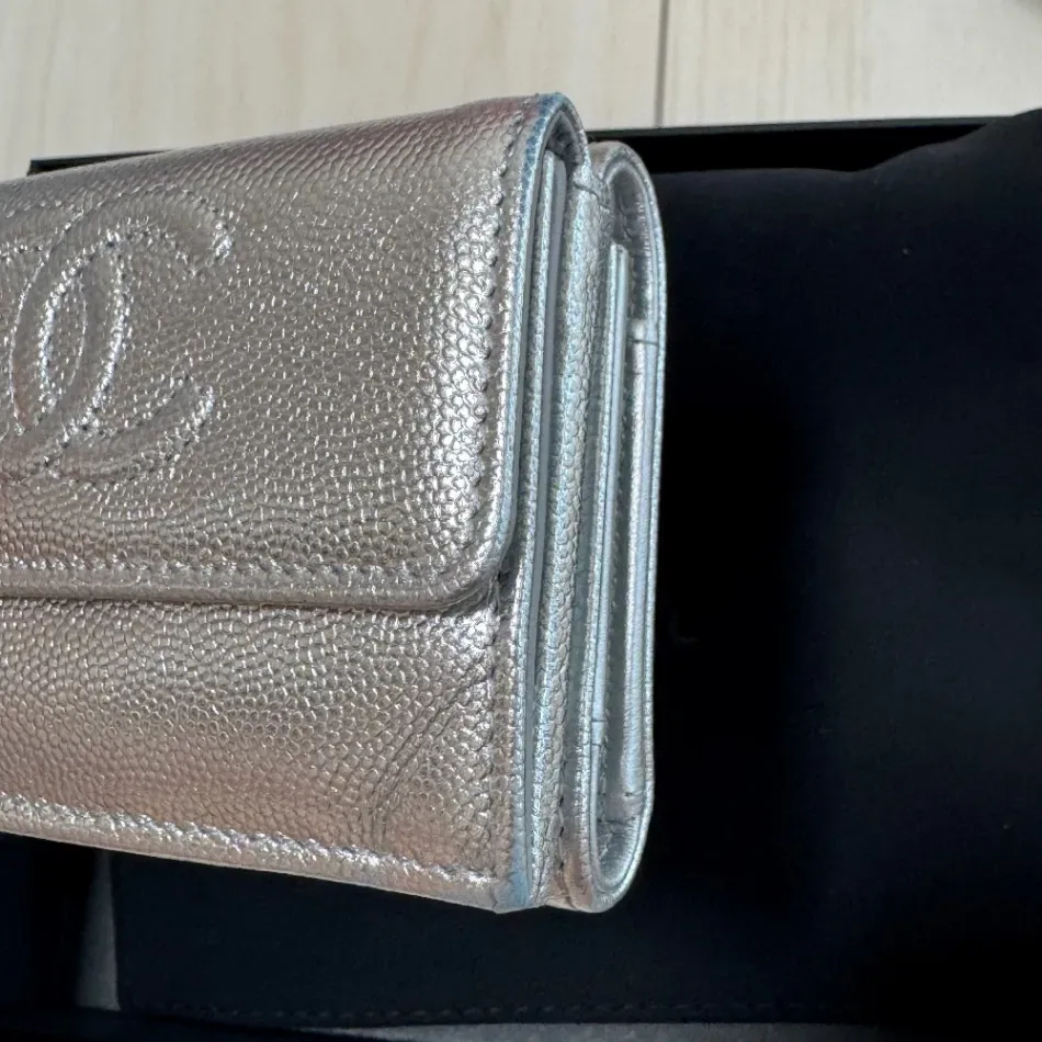 샤넬 캐비어 3단지갑 실버 사진 5
