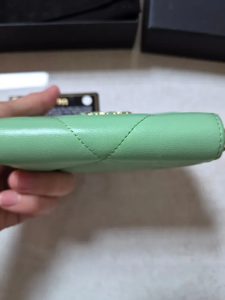 샤넬 19 반지갑 지퍼 사진 4